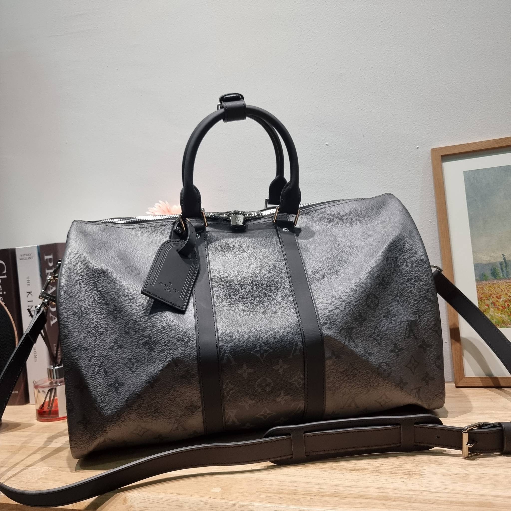 LV KEEPALL BANDOULIERE MONOGRAM ECLIPSE REVERSE กระเป๋าเดินทางสุดคลาสสิค ทึ่ใครๆก็เฝ้ารอ ไอเท็มที่จะทำให้การเดินทางไม่ธรรมดาอีกต่อไป ด้วยดีเทลความเป็นเอกลักษณ์ เรียบแต่หรู วัสดุหนังแคนวาสคุณภาพดี ลวดลายโมโนแกรม เปิด-ปิดด้วยซิปแน่นหนา มีกุญแจล็อคได้ มีสายส