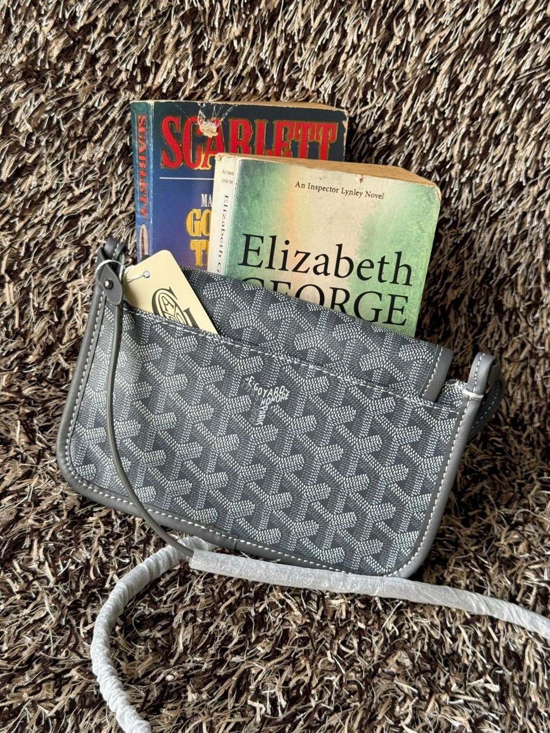 Goyard Plumet Rocket Wallet กระเป๋าสะพายใบเล็กกะทัดรัด ดีไซน์กระเป๋าสตางค์ มีช่องเพียงพอสำหรับใส่ธนบัตร เงินสด เอกสารต่าง ๆ