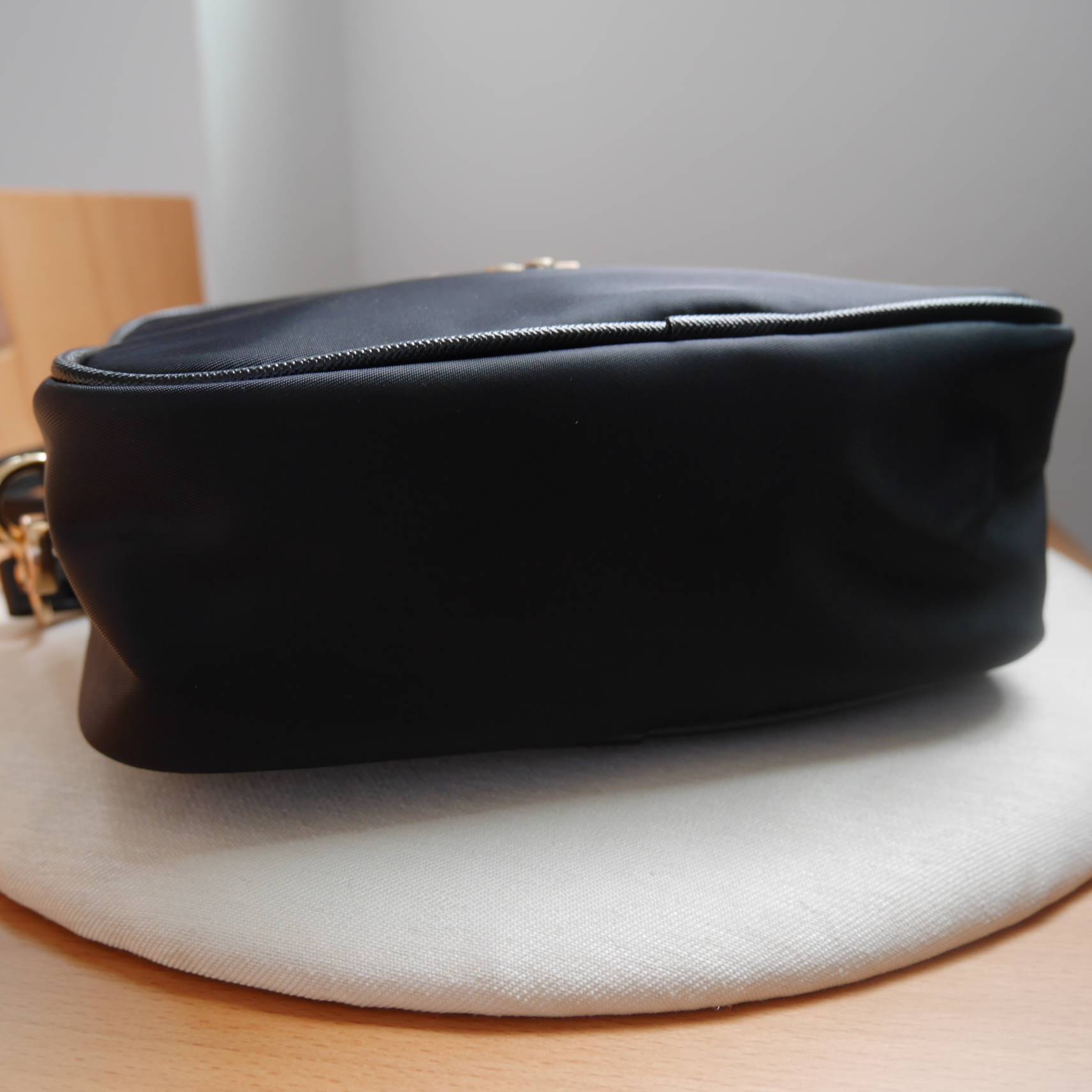 ล็อตใหม่ค้า กับทรงน่ารักในราคาน่ารัก mini crossbody งานพรีเมี่ยมกิ้ฟ จากเคาเตอร์ต่างประเทศ เป็น Best Seller อีกหนึ่งรุ่นเลย จากแบรนด์ PRADA เป็นทรงสี่เหลี่ยม กระเป๋าเป็นผ้า nylon ทั้งใบ เลิศมาก สามารถสะพายเป็น shoulder bag ได้เลย ขนาดกำลังดีค่ะ ใส่ของจุกจ