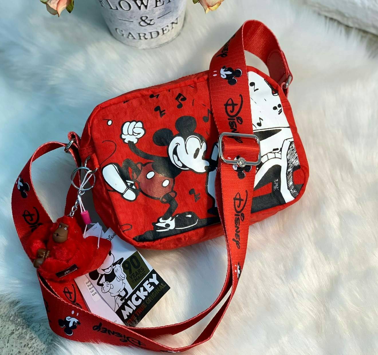 Kipling Mickey Plus Veni Crossbody Bag >>kipling factory oem HK ✔️1ในคอลเลคชั่น 90 ปี มิคกี้เม้าส์ ค่ะ ✔️พร้อมส่งที่ไทย ไม่ต้องรอพรี !! ✔️กระเป๋าสะพายครอสบอดี้ร์//สะพายข้าง ใบขนาดกำลังดี น่าใช้มากๆค่ะ ✔️แต่ละสี แต่ละลาย ว