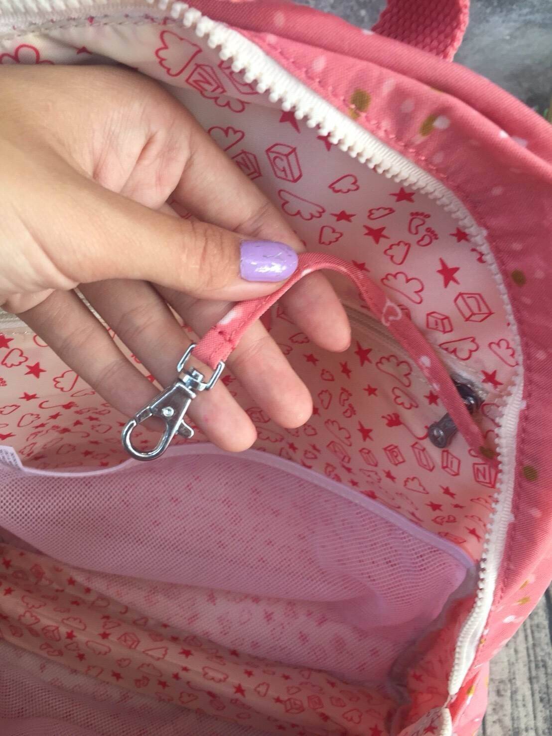 KIPLING Bizzy Boo เป็นกระเป๋าผ้าอ้อมกระเป๋าเป้สะพายหลังที่มีสไตล์ กระเป๋าเป้สะพายหลังขนาดเล็กที่มีน้ำหนักเบาและใช้งานง่ายและทำความสะอาดได้ง่ายออกแบบมาเป็นพิเศษสำหรับทารกของคุณ Bizzy Boo มาพร้อมกับกระเป๋าด้านข้างสำหรับทารกเล็ก ๆ ที่เข้ากันได้กับแผ่นรองพื้น