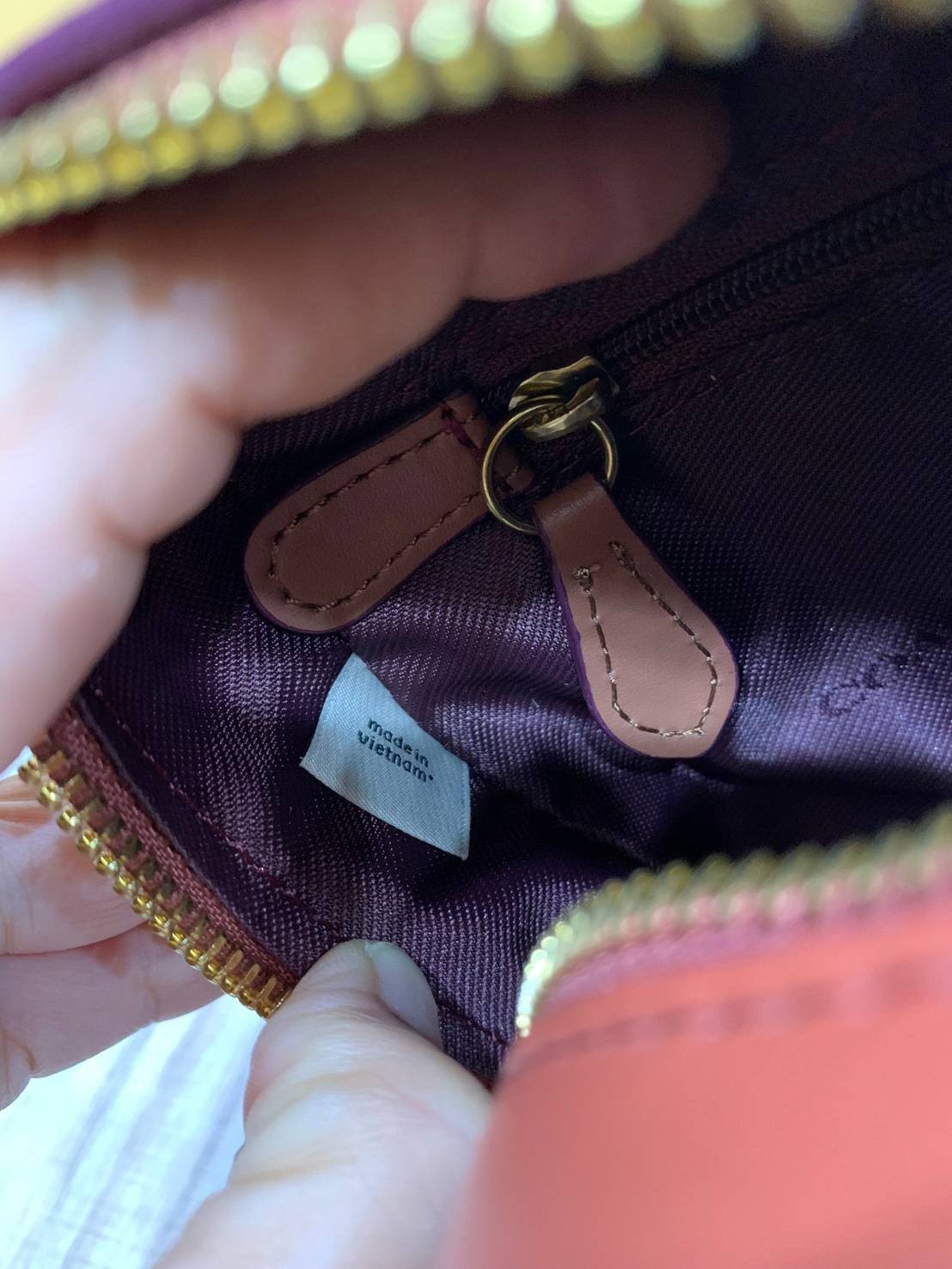 สินค้าขายดี พร้อมสีใหม่ 3สี ในไทยยังไม่มีค่ะ !! COACH SIGNATURE CROSSBODY BOX BAG ((F31208)) กระเป๋าสะพายวัสดุหนังแท้ จาก coach factory outlet หนังนิ่ม ทรงสวย ตัวกระเป๋าลายแบรนด์ ตัดขอบหนังเรียบได้สวยงามค่ะ ด้านหน้า-หลัง มีช่องสำหรับใส่ของ เปิดปิดกระเป๋าแ