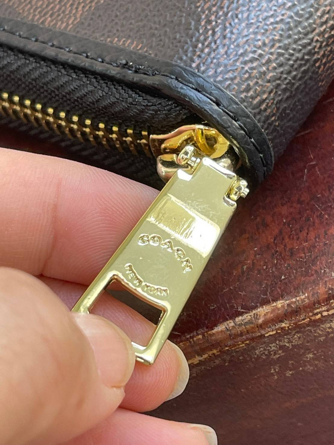 COACH F54630 ACCORDION ZIP WALLET IN SIGNATURE เป็นกระเป๋าสตางค์ที่เหมาะกับการใช้งาน นอกจากเพิ่มความมั่นใจแล้ว ยังทำให้ชีวิตของเราง่ายขึ้นอีกด้วย โดยการเปิดปิดแบบซิปรอบ สามารถใส่ธนบัตร เหรียญ บัตรต่างๆได้หลายใบเลยทีเดียว ขนาดของกระเป๋าสามารถถือแทนกระเป๋าค