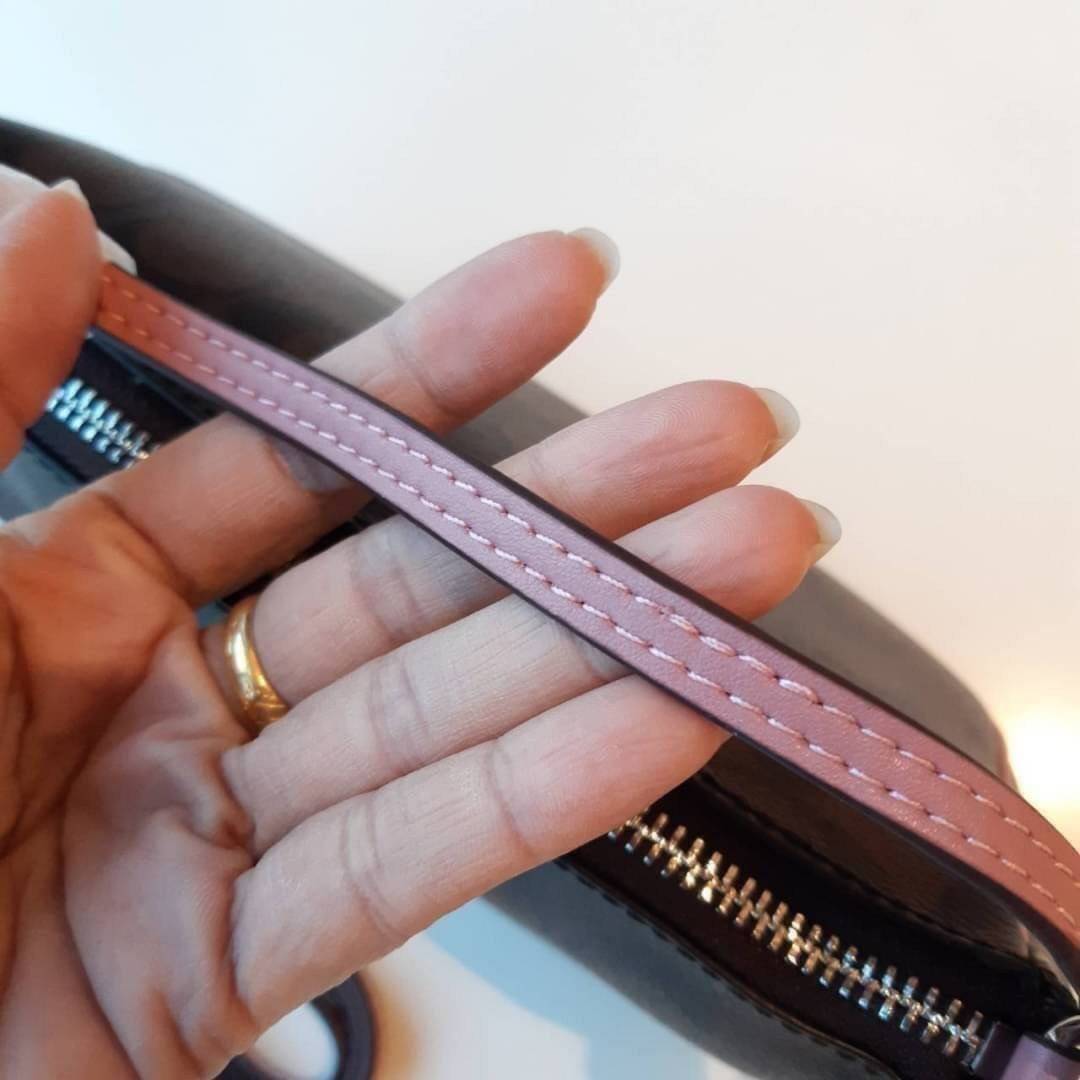 COACH F58321 TOP HANDLE POUCH อีกรุ่นฆ่าไม่ตาย!! 😎 ขายดีขายหมด ขายรวยขายปังๆ!! กระเป๋าพอชจากโค้ช ทรงใช้งานง่าย สะดวก กะทัดรัด วัสดุหนังแคนวาสเคลือบคุณภาพดี มาพร้อมสายคล้องในตัว และสายสะพาย crossbody ปรับเปลี่ยนได้ตามสไตล์ อีกหนึ่งไอเท็มที่สาวๆต้อง