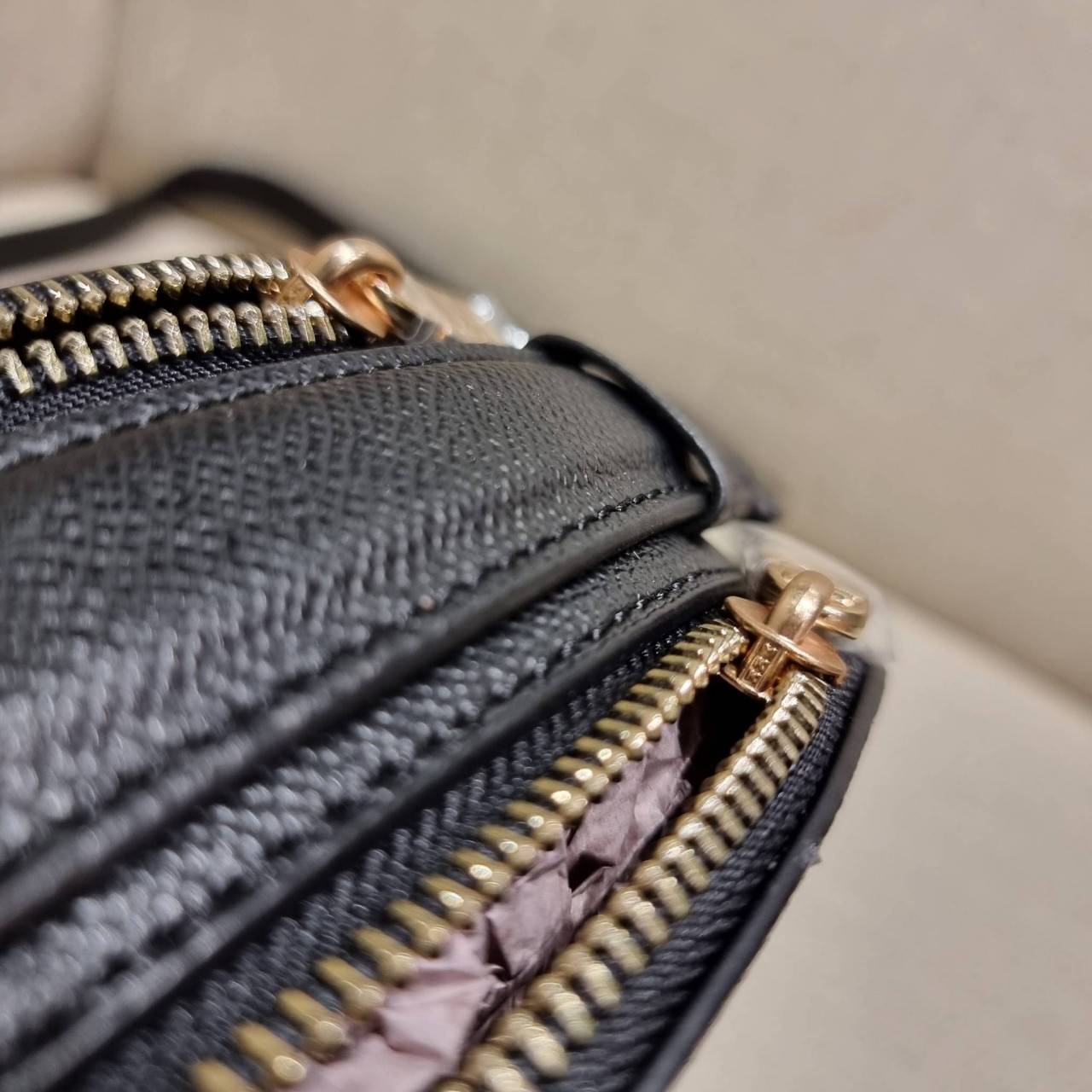 COACH 1589 SERENA SATCHEL กระเป๋าสะพายคอลเลคชั่นยอดฮิต ดีไซน์ลุคผู้ดี ต้องยกให้น้องใบนี้เลย!! จัดสีคุณหนูมาให้ สวยตาแตก!! วัสดุหนัง crossgrain ทนทาน เปิด-ปิดด้วยซิป 2 ช่องหลัก ภายในเป็นช่องโล่ง เก็บของได้แบบสบายๆ ใส่มือถือได้ทุกรุ่น สามารถหยิบไปแมทช์ได้ง่