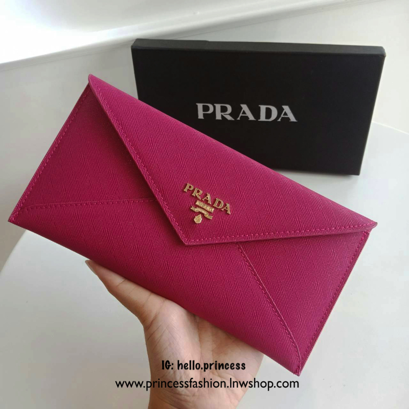 New Arrival~~ กระเป๋าสตางค์ยาวแบบพับ **ทรงหรู จากงานพรีเมี่ยมกิ้ฟ จากเคาเตอร์ต่างประเทศ จากแบรนด์ PRADA ลายหนัง saffiano ของแท้ 100% เปิดปิดฝาพับ มีช่องใส่บัตร 6 ช่อง ด้านในมีช่องใหญ่2ช่อง ใส่ได้ถึงแบงค์พัน หรือจะใส่มือถือได้ถึง Iphone+ และช่องซิปใส่ของจุ