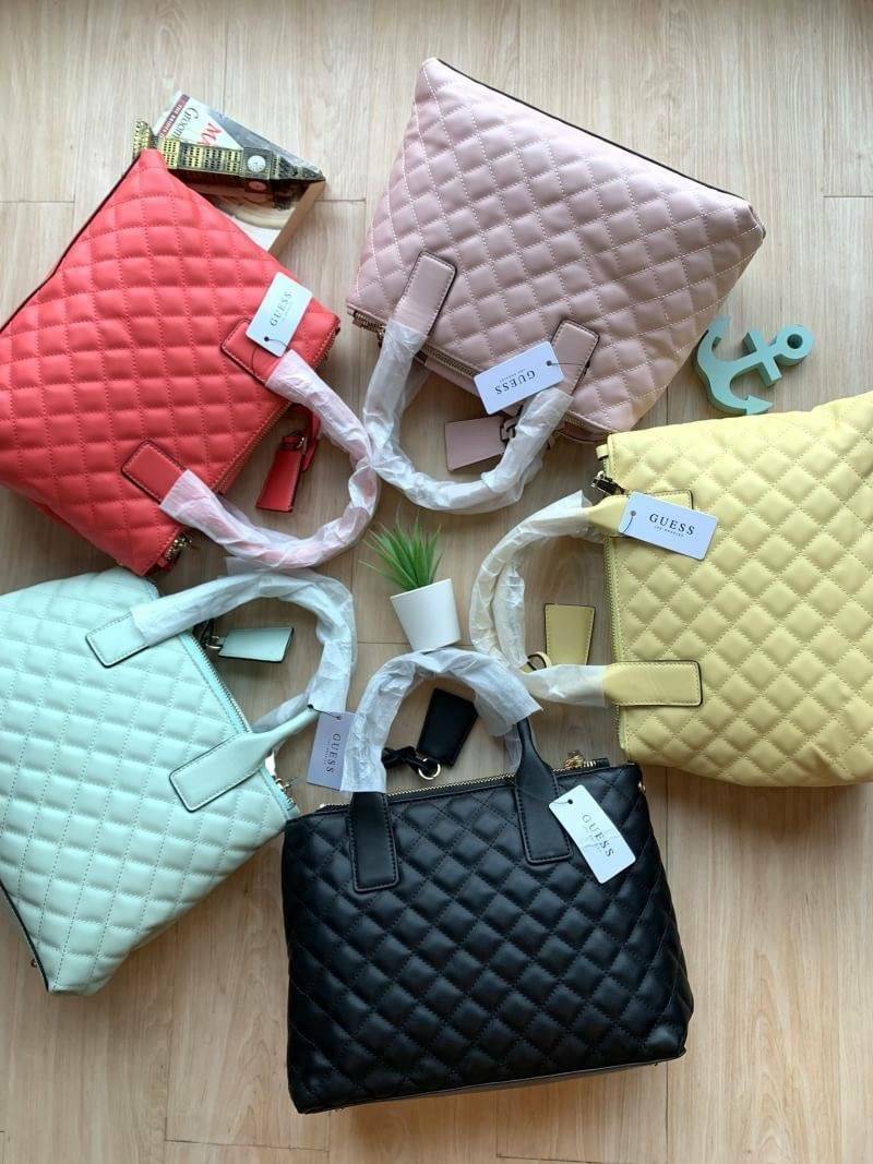Guess Elliana Quilted-Look Handbag กระเป๋าสะพายรุ่นใหม่ล่าสุดจาก Guess วัสดุหนังนิ่มเรียบ แต่งลายตารางสวยดูมีดีเทล ขนาดกำลังดี น้ำหนักเบา ด้านหน้าประดับโลโก้แบรนด์แบบนูน มีช่องใส่ของหลายช่อง เปิดปิดด้วยกระดุมแม่เหล็กและช่องซิป ภายกว้างมีช่องใส่ของแยกเป็นส