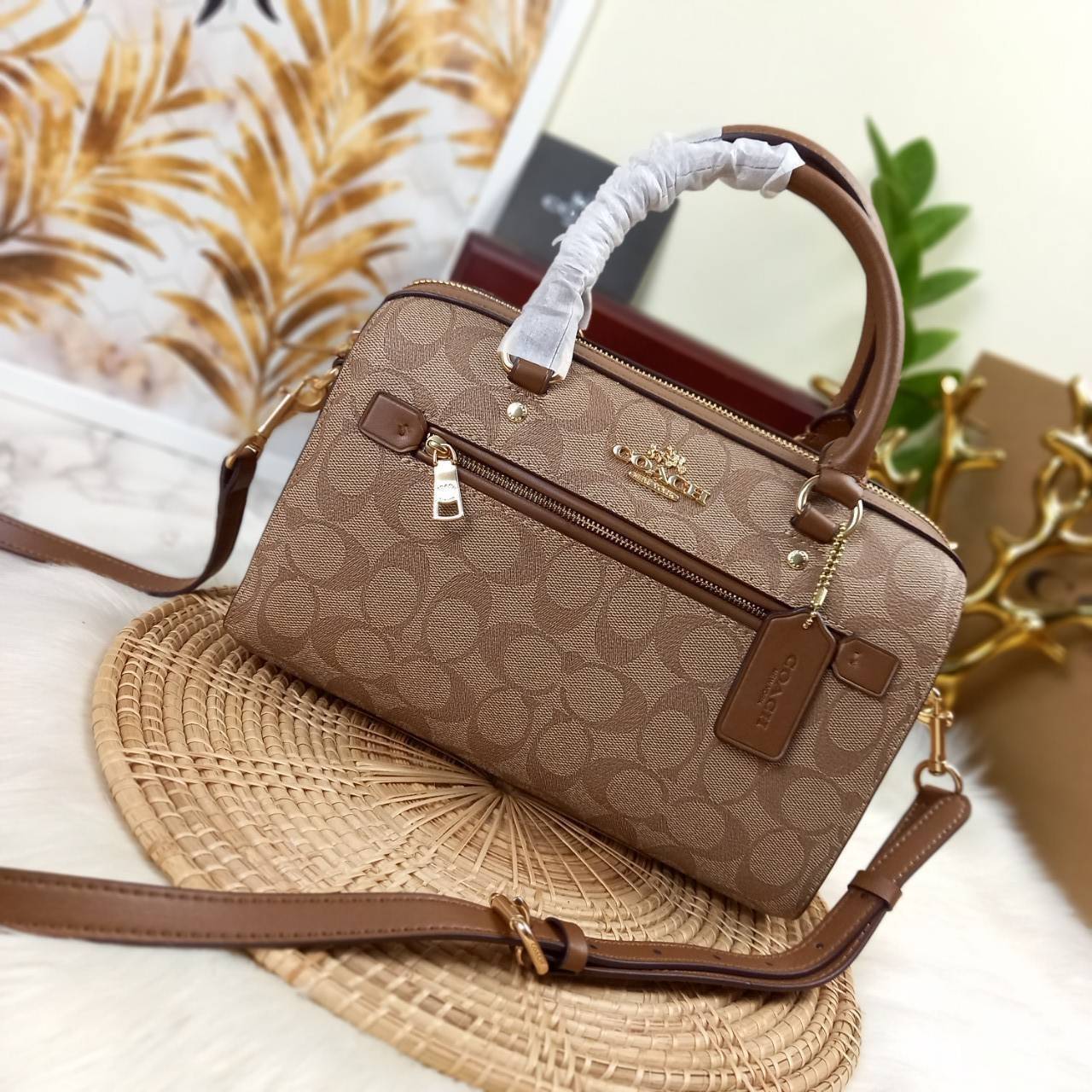 COACH ROWAN SATCHEL IN SIGNATURE CANVAS (COACH F83607)🌺ระดับตัวTOP ยกให้เธอเลย กับรุ่นนี้💃//หมอน 10" รุ่นมีช่องซิปด้านหน้า สามารถแยกเก็บของสำคัญๆได้อย่างเป็นสัดส่วน สำหรับใครที่ชอบกระเป๋าที่จุของได้เยอะๆ รุ่นนี้ตอบโจทย์ได้เลย แนะนำว่า