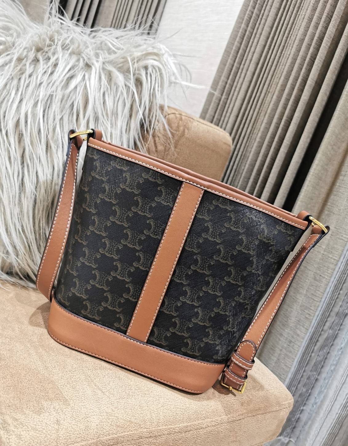 CELINE BUCKET BAG VIP GIFT WITH PURCHASE (GWP) พรีเมี่ยมกิ๊ฟ Limited Edition จาก CELINE HAUTEPARFUME DUTYFREE COUNTER วัสดุ TRIOMPHE CANVAS ดีไซน์สวยคลาสสิคไม่มีเอ้าท์เปิดปิดด้วยกระดุมภายในโล่งกว้างและจุมากสามารถใส่กระเป๋าสตางค์ กล้อง มือถือ ของใช้ได้เยอะ