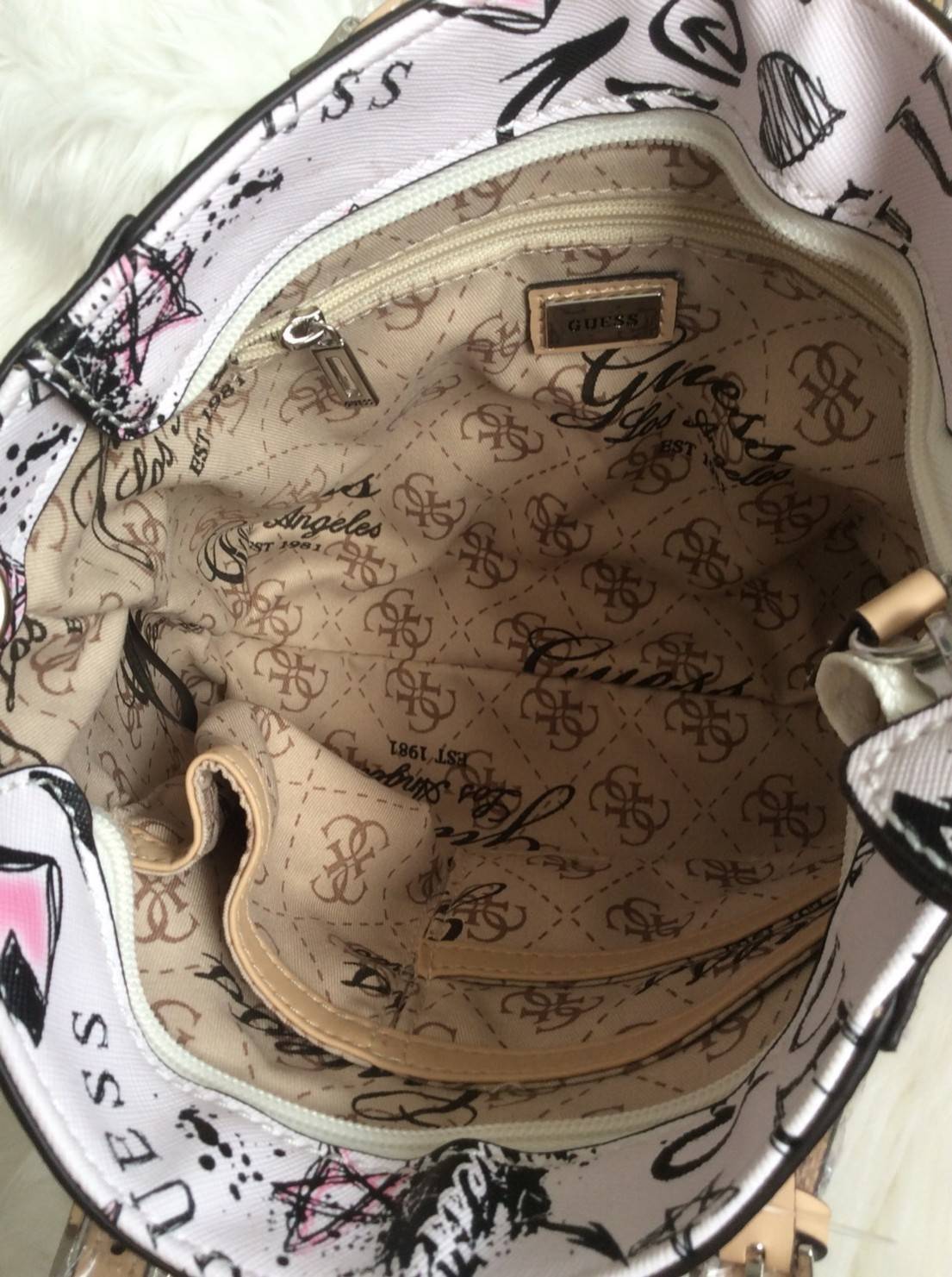 GUESS DELANEY MINI CROSS BODY BAG กระเป๋าถือหรือสะพายรุ่นที่ฮิตและขายดีที่สุดจาก GUESS FACTORY หนัง Saffiano ลาย GUESS ดอกไม้ และ ลายหัวใจ สวยอยู่ทรง ขนาดกำลังดี น้ำหนักเบา ด้านหน้าประดับโลโก้พร้อมพวงกุญแจโลโก้แบรนด์ห้อยที่หูกระเป๋าถอดเเยกใช้ได้ เปิดปิดด้