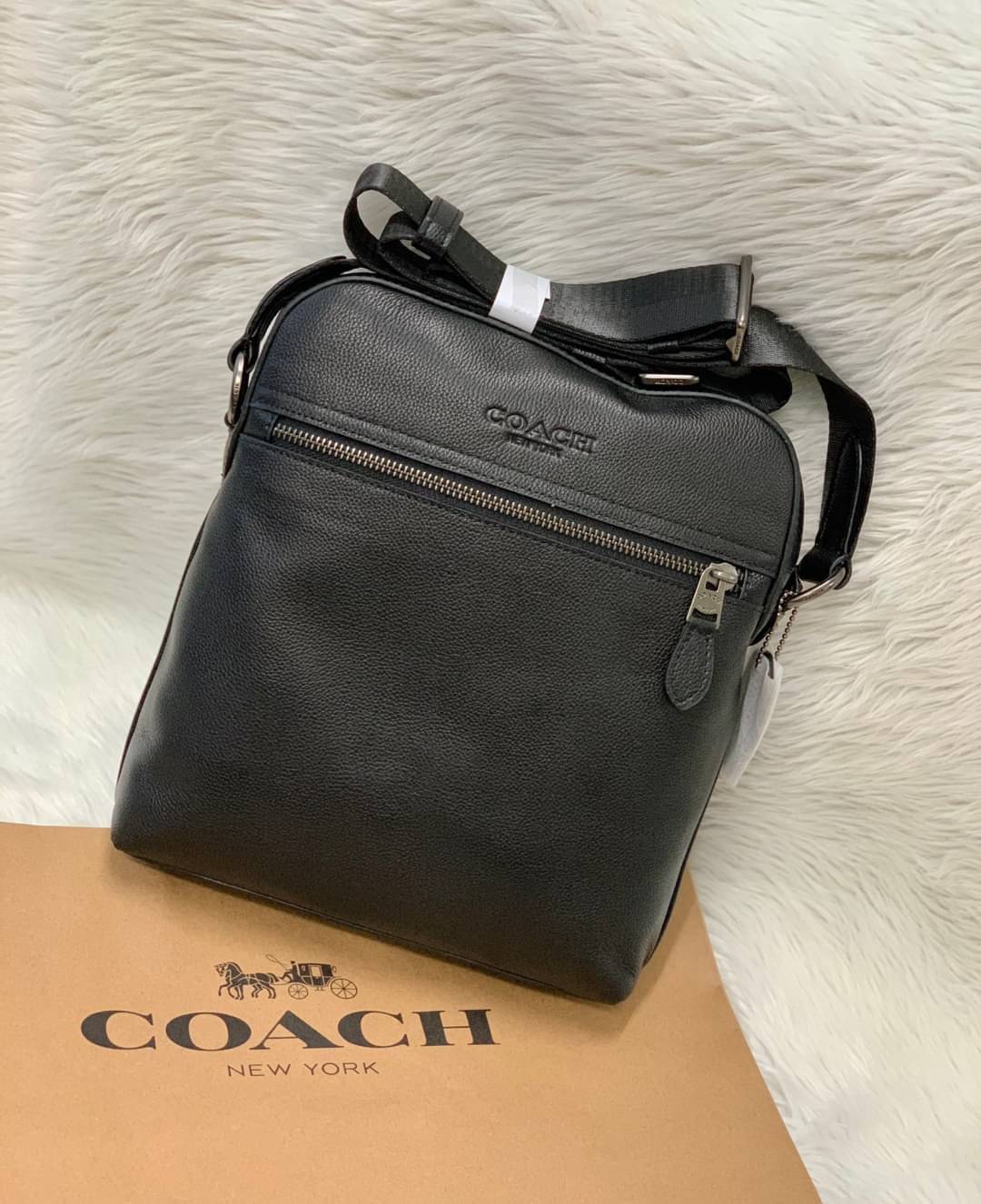 COACH HOUSTON FLIGHT BAG Calf Leather Black Smooth calf leather พร้อมส่งอีกครั้ง! กระเป๋าสะพายแบบครอสบอดี้ร์ของคุณผู้ชาย หนังแท้ ลายหนังสวย ด้านหน้ามีช่องซิปให้หนึ่งช่อง ช่องหลักกว้างใส่สัมภาระได้จุค่ะ พร้อมช่องเล็กใส่ของจุกจิกอีก3ช่องค่ะ สายสะพาย