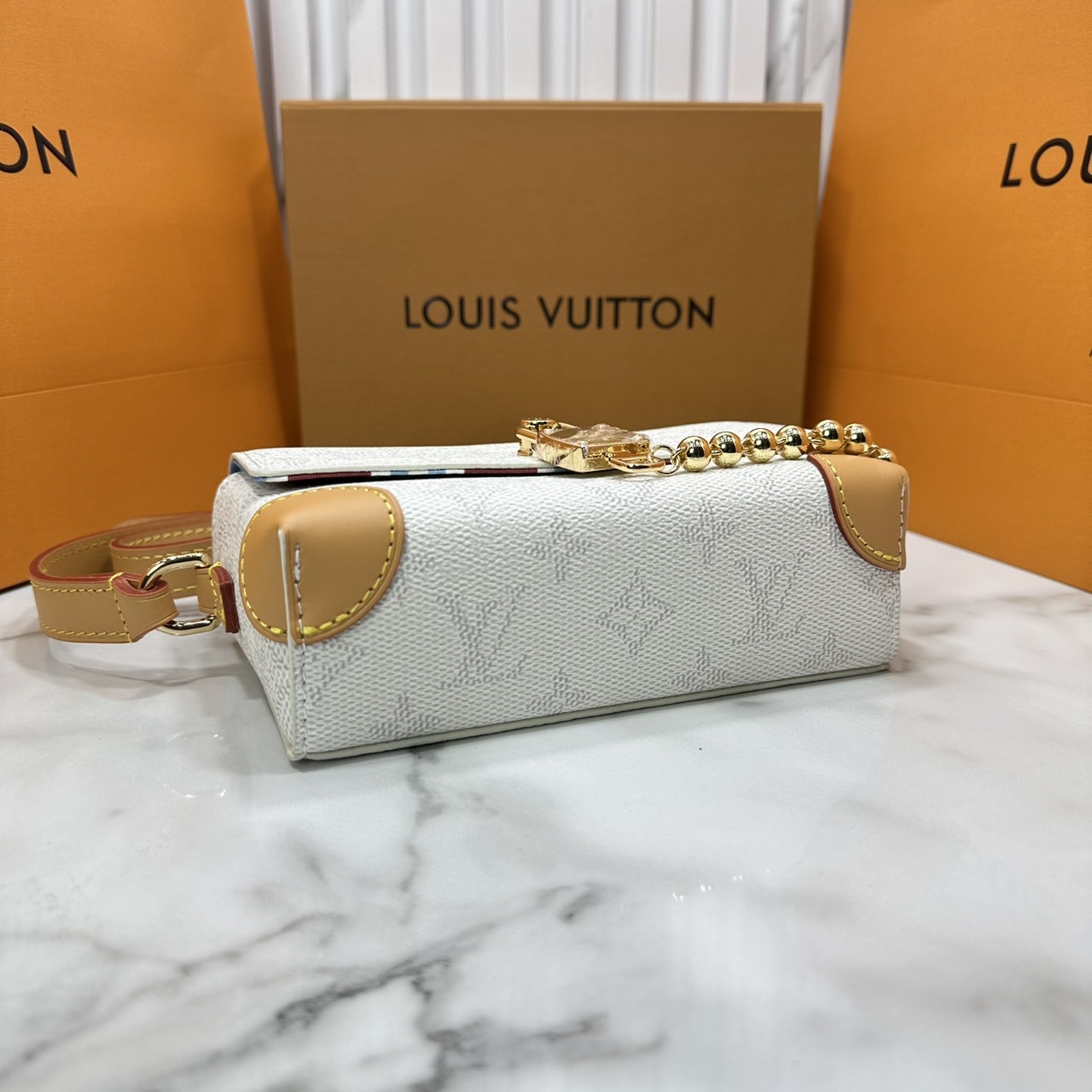 ORI หนังแท้ | LV Steamer crossbody bag Monogram Canvas / LV Trunk Bag กระเป๋าสะพาย กระเป๋าสตางค์แบบสะพายรุ่น Steamer รังสรรค์จาก Monogram แคนวาส แต่งขอบหนัง Aged Natural และฮาร์ดแวร์สีทอง