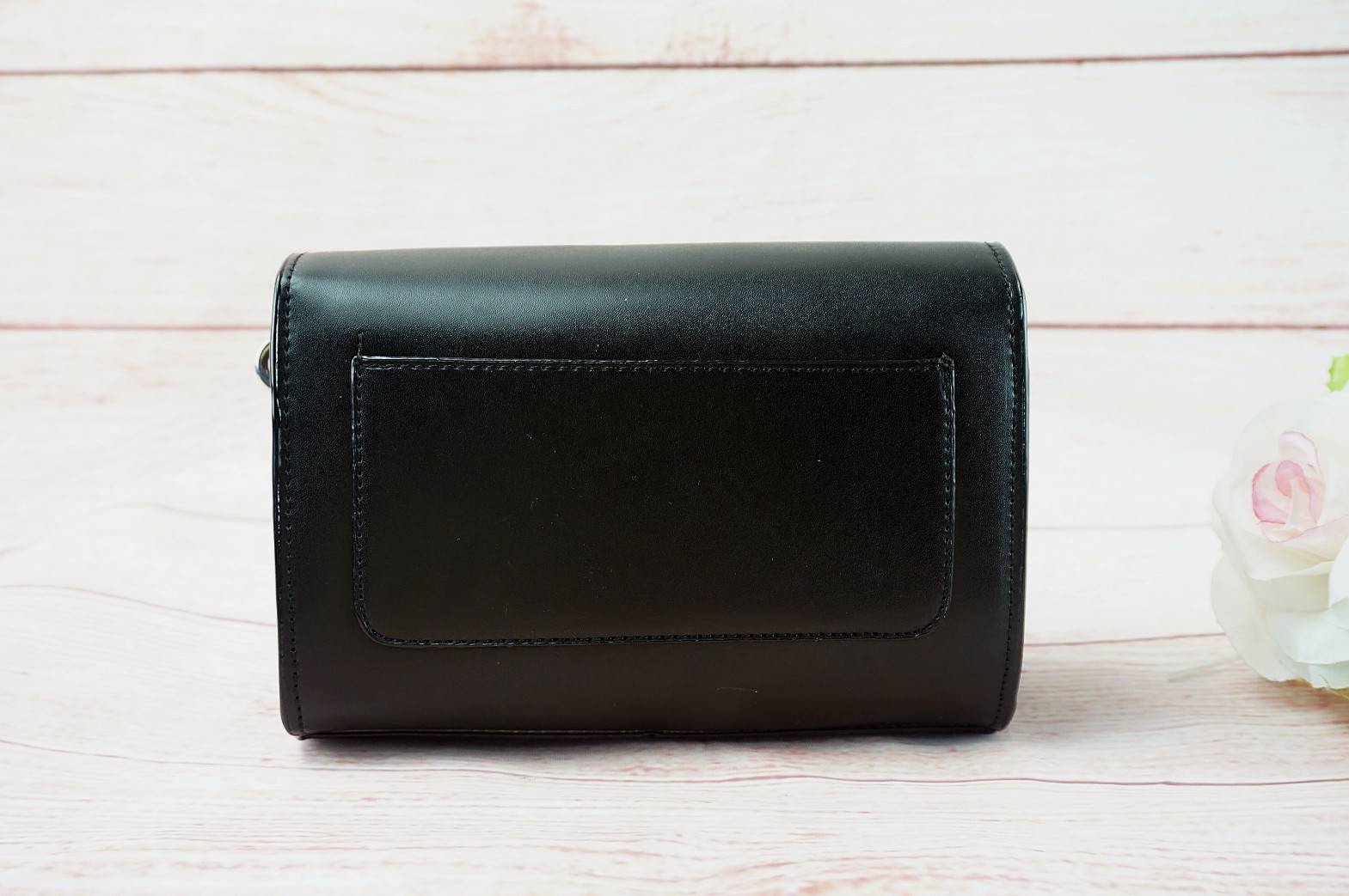 CHARLES AND KEITH CIRCULAR BUCKLE CROSSBODY BAG กระเป๋าสะพายครอสบอดีทรงคลัช ใบเล็กหนังเรียบสวย กระเป๋าสะพาย crossbody หนัง PU เรียบสวย สามารถถอดสายถือแบบคลัชได้ ด้านหน้าประดับด้วยตัวล็อค สุดเก๋ เป็นแผ่นกลมสีทองและสีเงิน ปั๊มแบรนด์ มาพร้อมสายสะพาย สามารถปร