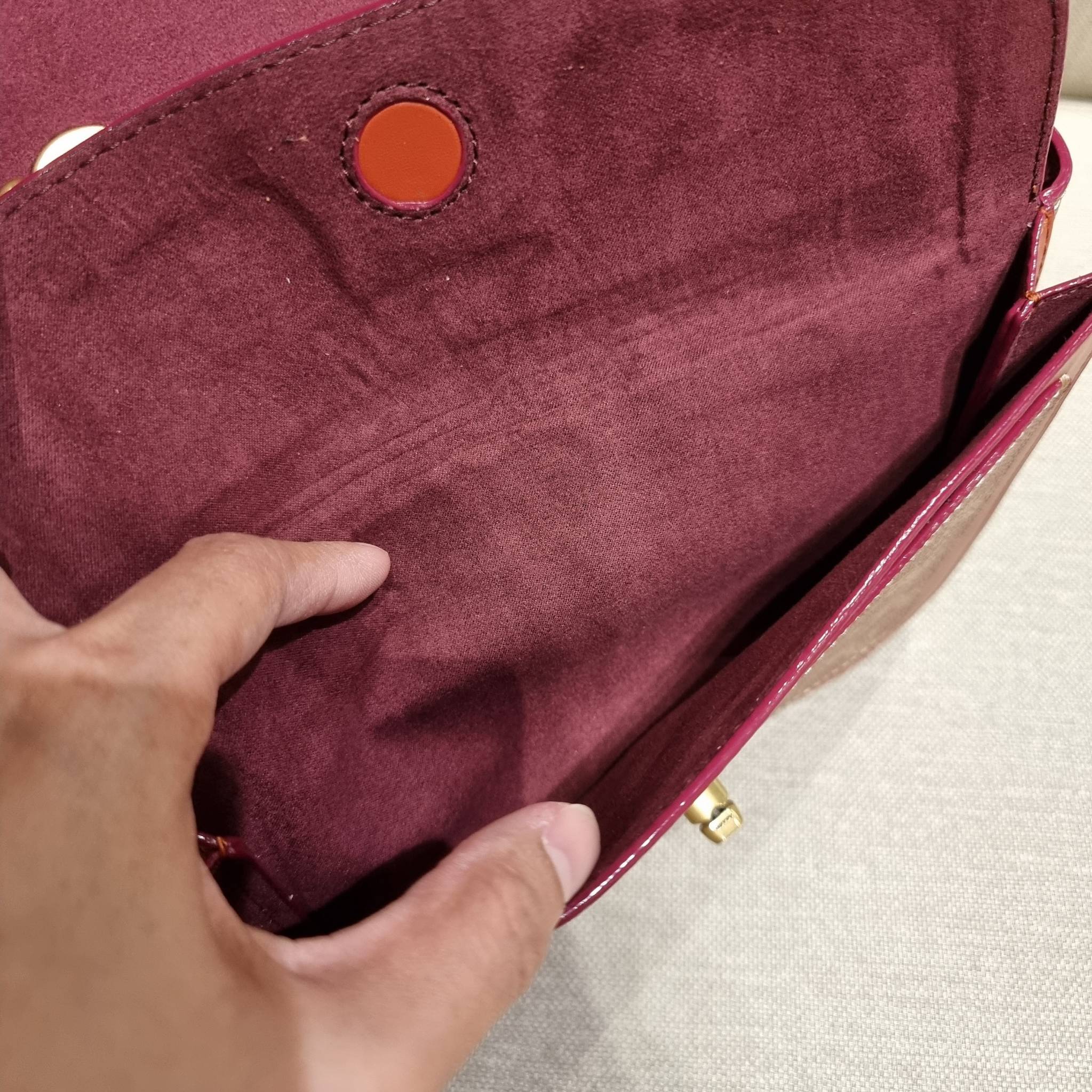 COACH C0827 MADISON SHOULDER BAG IN SIGNATURE CANVAS กระเป๋าสะพายข้าง รุ่นยอดฮิต ไซส์ใหญ่จุใจ ดีไซน์สวย โดดเด่นด้วยตัวล็อครูปดอกไม้ ตกแต่งตัดกันกับลายซีอย่างลงตัว วัสดุหนังแท้สลับหนังแคนวาสเคลือบลาย ภายในแบ่งสัดส่วนให้อย่างดี มาพร้อมสายสะพายในตัว ปรับใช้ไ