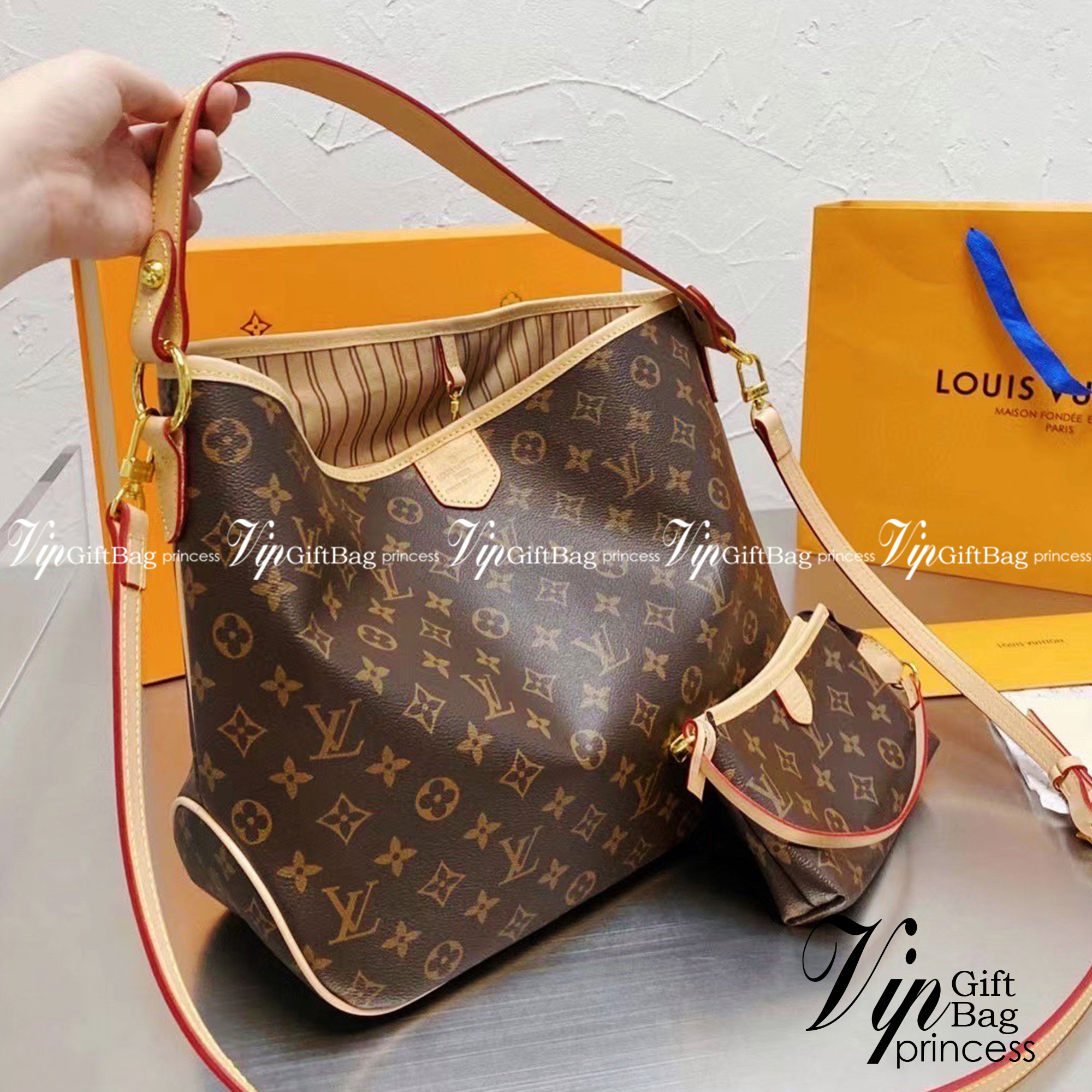 Louis Vuitton Monogram Delight Canvas / LV Delight Tote Bag กระเป๋าสะพายข้างทรงสูงใบใหญ่หนังแกะสังเคราะห์ หูหิ้วปั้มโลโก้ ด้านในมี1ช่องซิป 1ช่องใส่ของจุกจิ๊ก มาพร้อมกระเป๋าเล็กน่ารักใส่ตังค์ คุ้มสุดๆ อะไหล่ทองหรูหรา มีสายยาว ถอดสายได้ ปรับระดับได้ จุของได