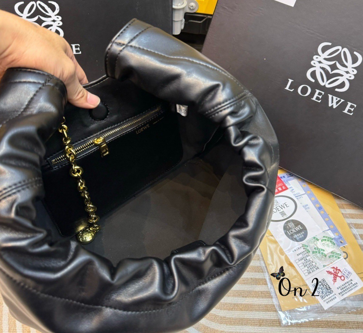 LOEWE Medium Squeeze bag in nappa กระเป๋าสะพายคอลใหม่ ดีไซน์เก๋เรียบหรูงานสวยทั้งภายนอกและภายใน ขึ้นแบบจากงานจริง เป๊ะสุด ปั้มทุกจุด งานจริงสวยทุกมุมเป๊ะปังมากค่ะ