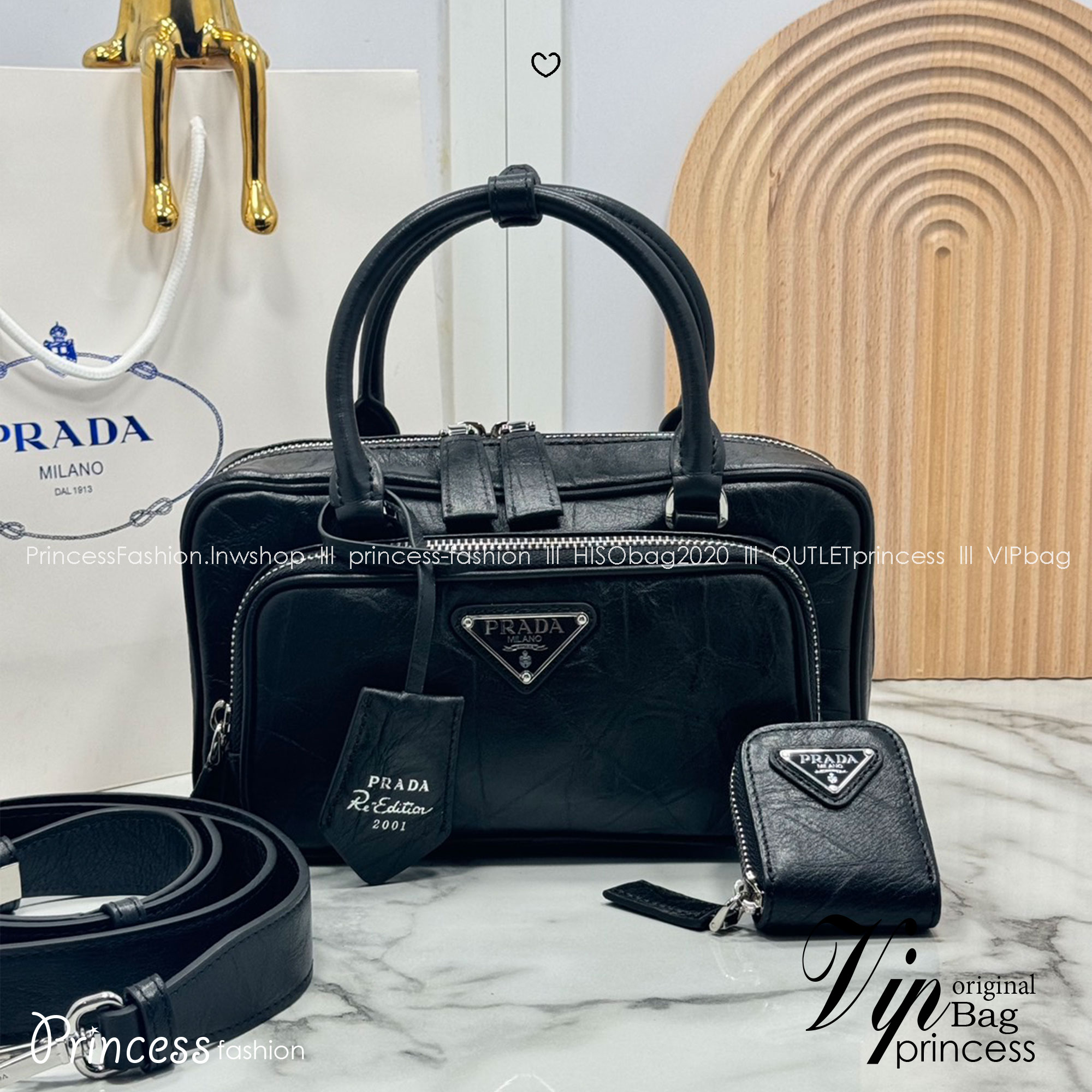 ORI หนังแท้ | Prada Antique nappa leather multi-pocket top-handle bag กระเป๋าสะพายทรง keepall มีช่องซิปด้านหน้าพร้อมหูจับ งานหนังยับดีไซน์เอฟเฟกต์เท็กซ์เจอร์ที่มีเสน่ห์สไตล์วินเทจ พร้อมทริกห้อยเพิ่มสไตล์สัมผัสที่โดดเด่นและร่วมสมัยยิ่งขึ้น