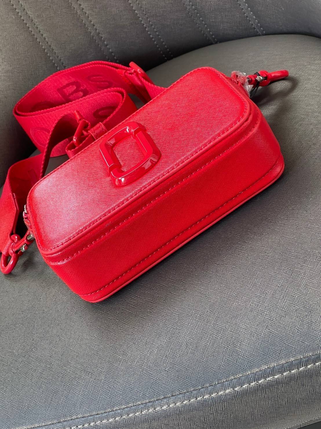 Marc Jacobs Snapshot Bag กระเป๋าแบรนด์ดังจากสัญชาติอเมริกัน นับได้ว่ารุ่นนี้เป็นรุ่นทรงฮิตเลยทีเดียว โดยด้านหน้ากระเป๋าจะเป็นโลโก้แบบโลหะที่เป็นสัญลักษณ์ของแบรนด์นี้ มาพร้อมสายสะพายที่จะสะพายยังไงก็ดูโดดเด่น เพราะขนาดใหญ่ที่สกรีนตัวอักษรโลโก้ ในรูปแบบต่าง