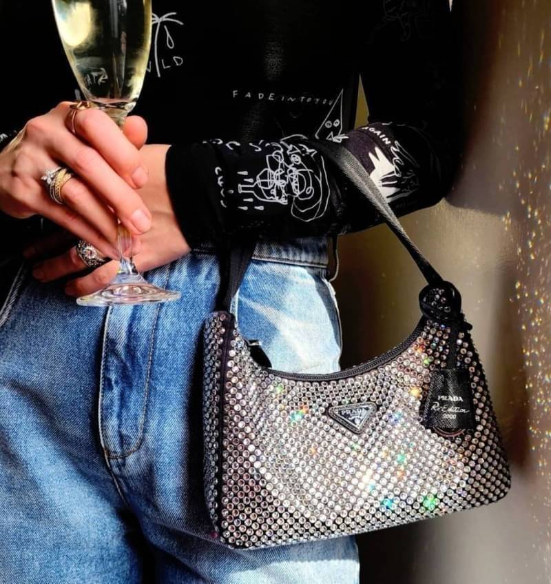 เซทสุดคุ้ม! ซื้อ1ได้ถึง3 PRADA CRYSTALS BAG WITH KEYCHAIN AND VACUUM BOTTLE VIP สวยหรูดูดี items นี้คุ้มมากๆได้ถึง3อย่างทั้งกระเป๋าสะพาย+พวงกุญแจ+กระบอกน้ำครบชุดไอเท็มแนะนำน่าใช้น่าสะสม