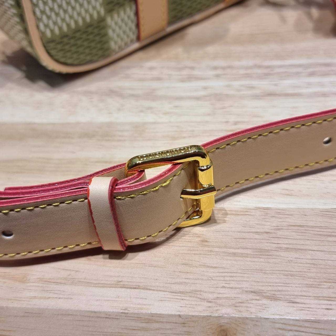 LV Nano Porte Documents Voyage สีเขียวเหนี่ยวทรัพย์ กระเป๋าสะพายทรงกระเป๋าเดินทางในขนาดมินิกะทัดรัด แถมฟรีพวงหนังห้อยสีชมพูโดดเด่น