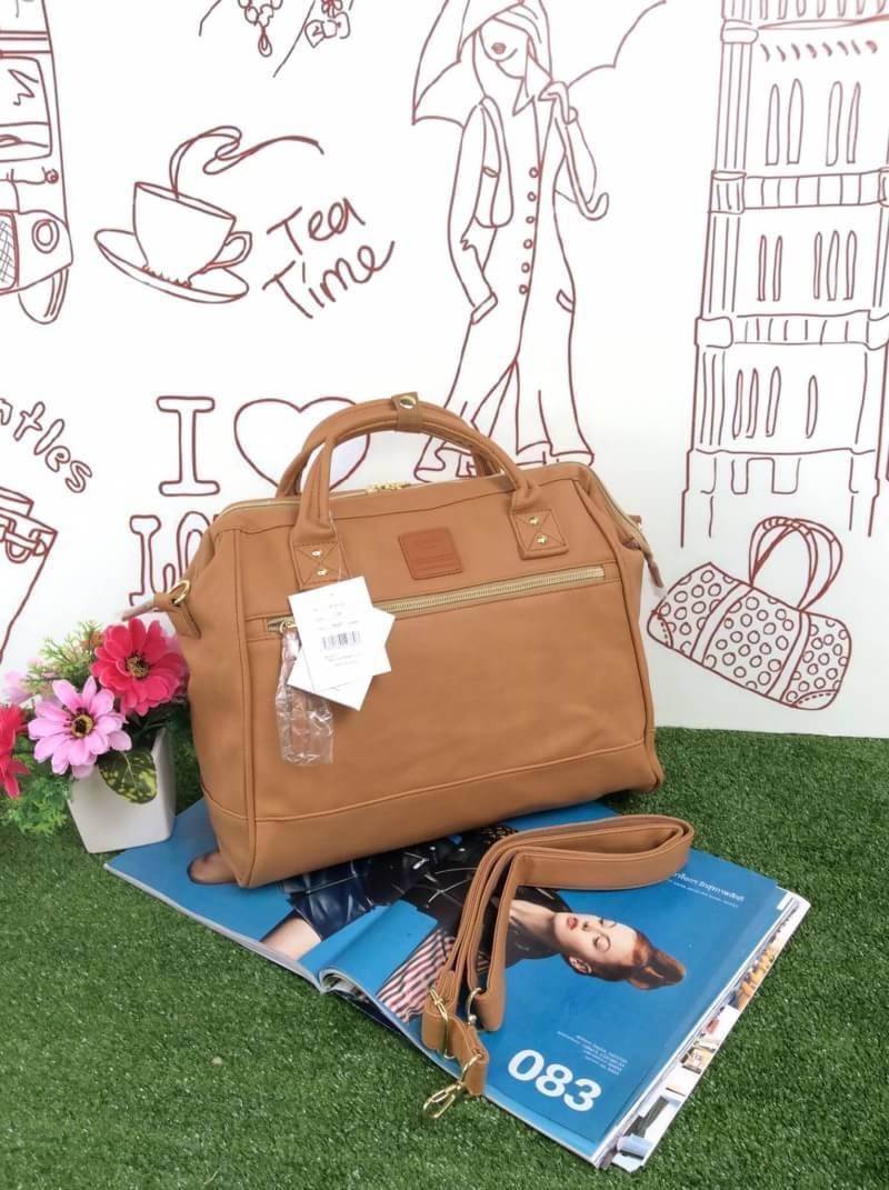 ANELLO 2 WAY PU LEATHER BOSTON BAG รุ่นใหม่ล่าสุดจากแบรนด์ที่ทุกคนต้องรู้จัก รุ่นนี้วัสดุคือหนังpu แบบนิ่มและน้ำหนักเบา กันน้ำได้ สะพายเป็นทรงcrossbodyสายยาวปรับได้ฟรีไซส์ถอดออกได้ หรือจะถือก็สวยเเก๋ ปากกระเป๋ามีโครงเป็นเอกลักษณ์จุดเด่น หูจับมีตัวล้อคด้วย