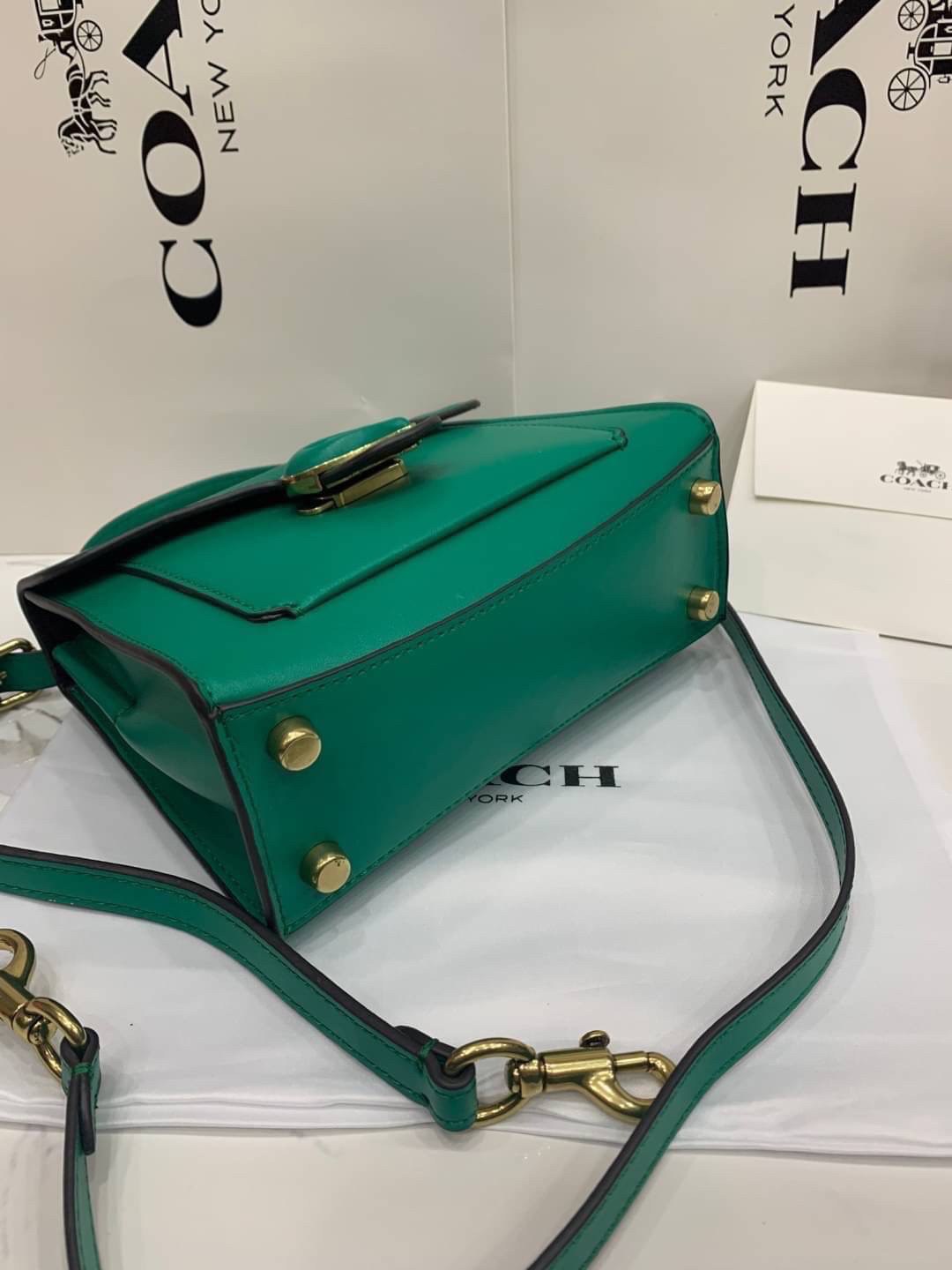 COACH TABBY TOP HANDLE 20 พร้อมส่งที่ไทยค่ะ! กระเป๋าหิ้ว//สะพายข้างได้ หนังแท้อย่างดี กหนึ่งใบทำหนังสองลายได้อย่างสวยงาม พร้อมโลโก้รุ่นใหม่ล่าสุดดูดีมากๆค่ะ เปิดปิดกระเป๋าแบบกดล็อค ภายในมีช่องหลักสองช่อง ใส่มือถือได้ทุกรุ่น;กระเป๋าเงินใบกลางได้;ของจำเป็นจ