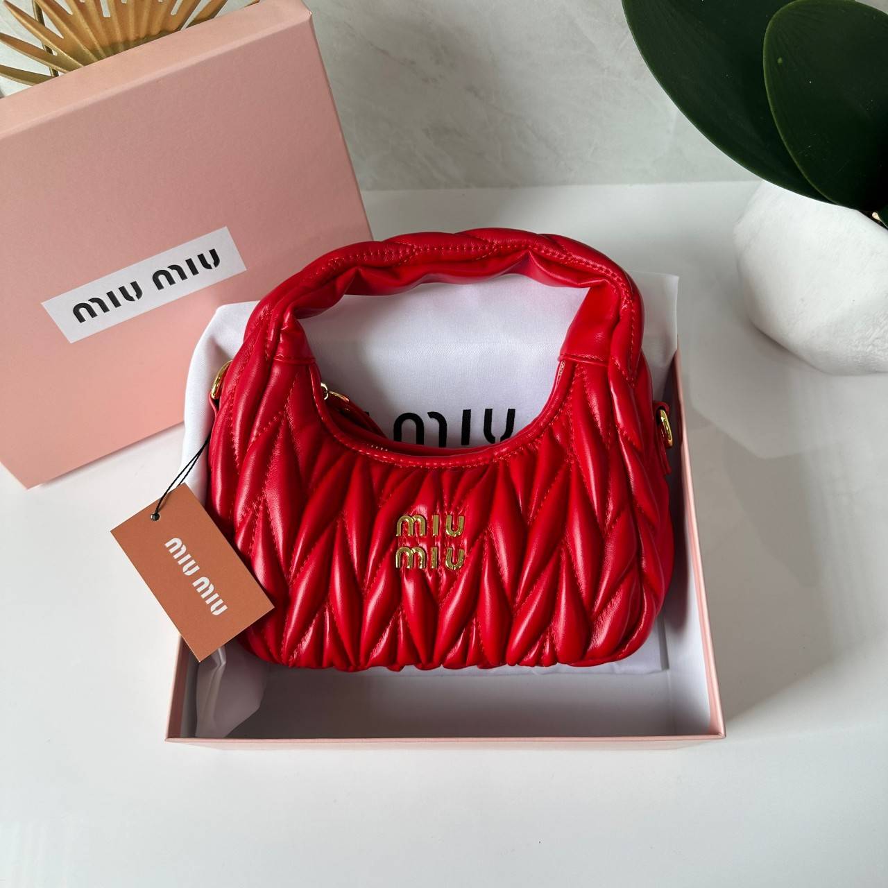 MIU MIU WANDER MATELASSÉ MINI HOBO BAG กระเป๋าถือ/กระเป๋าสะพายข้าง แบรนด์ดังจากอิตาลี ด้วยเอกลักษณ์ความโดดเด่น