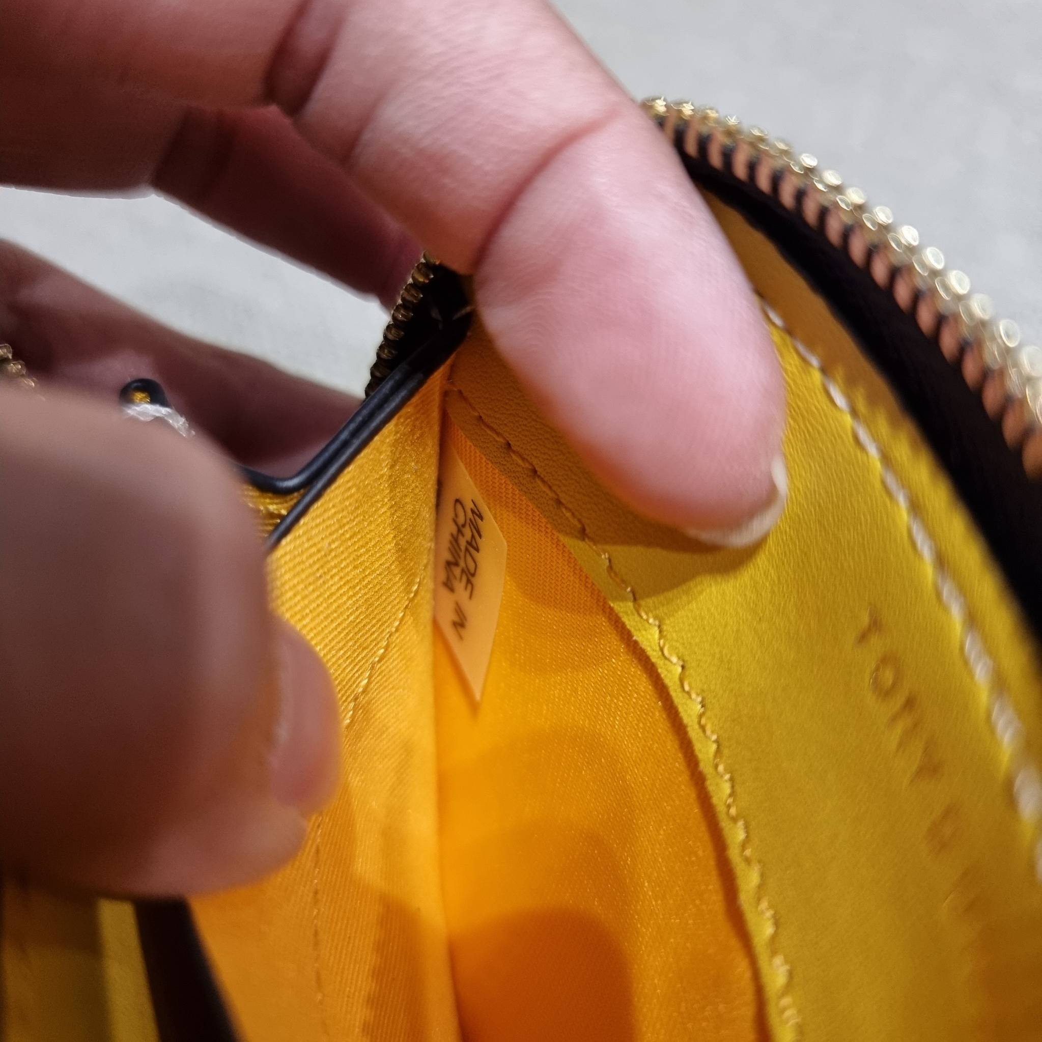 TORY BURCH T MONOGRAM ZIP COIN CASE จัดไปเลยจ้า กับกระเป๋าสตางค์รับทรัพย์ ใบสั้น สวยหรู ขนาดเหมาะมือ ถือแล้วขับผิว วัสดุผ้า jacquard ตัดสลับหนังแท้ รูดเปิด-ปิดด้วยซิป ภายในมีช่องใส่บัตร ใบนี้ใส่เหรียญ ใส่ธนบัตรได้ (พับ) พกพาได้สะดวก ไม่กินพื้นที่กระเป๋าใบ