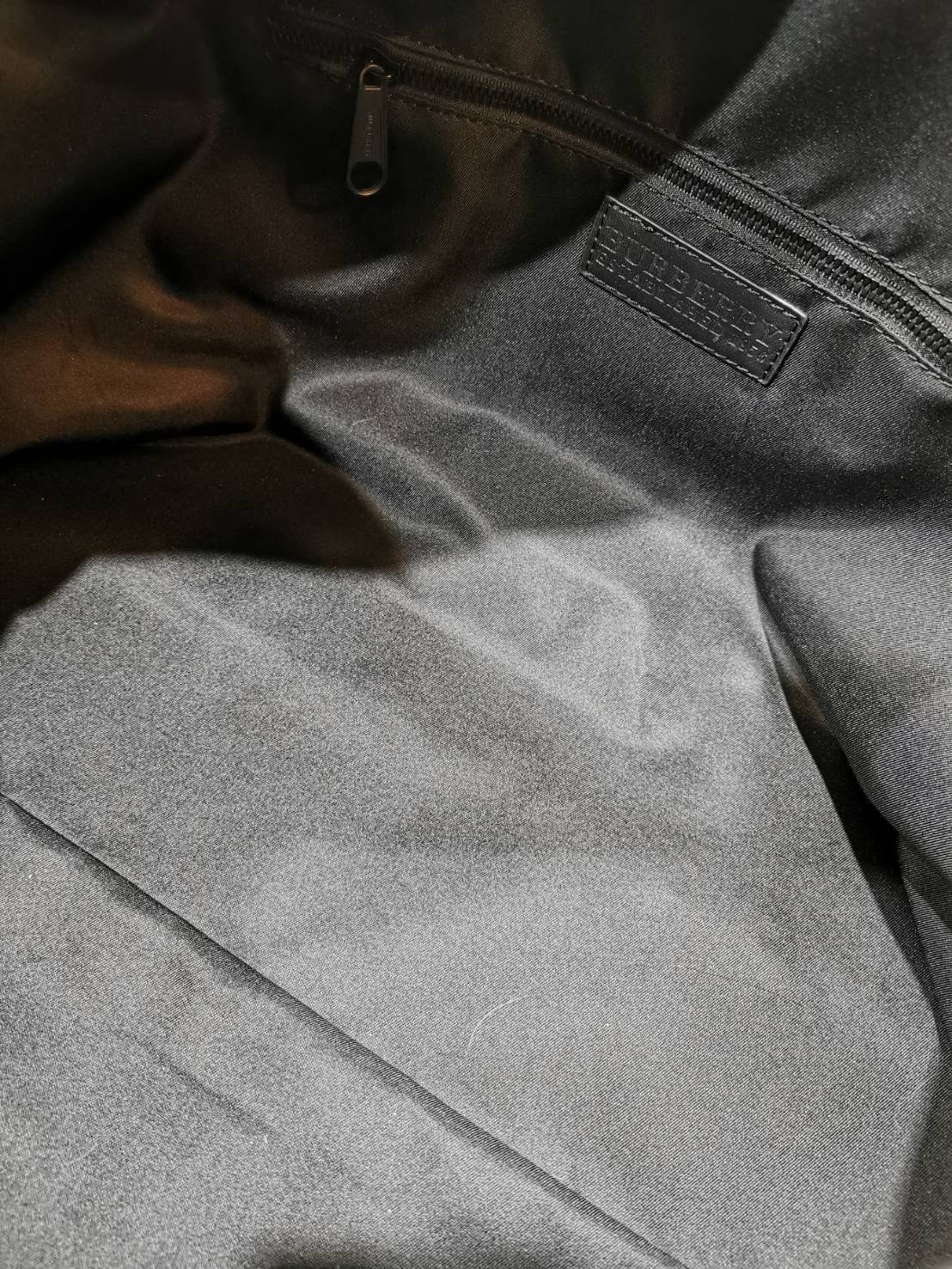 BURBERRY FRAGRANCES MONOGRAM TRAVEL BAG GIFT WITH PURCHASE GWP Limited จาก BURBERRY PURFUME COUNTER วัสดุ POLYAMIDE ขึ้นลาย Monogram คอลเลคชั่นล่าสุด ใบใหญ่จุใจแ2ต่น้ำหนักเบา ใส่สัมภาระขึ้นเครื่องเดินทางได้ ใส่เสื้อผ้า รองเท้า เอกสาร A4 iPad Notebookได้ ภ