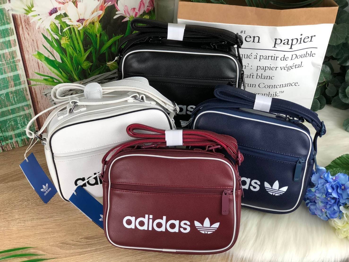 ADIDAS MINI AIRLINE VINT BAG กระเป๋าถือหรือสะพายทรง sport วัสดุ pu. นิ่ม น้ำหนักเบา ทรงสวย classic ด้านหน้ามีช่อง ซิปด้านบนแบ่ง 2 ช่องใหญ่ จุได้เยอะ ใส่ wallet ยาว, mini iPad ได้ mini พร้อมสายยาวปรับ freesize ค่ะ