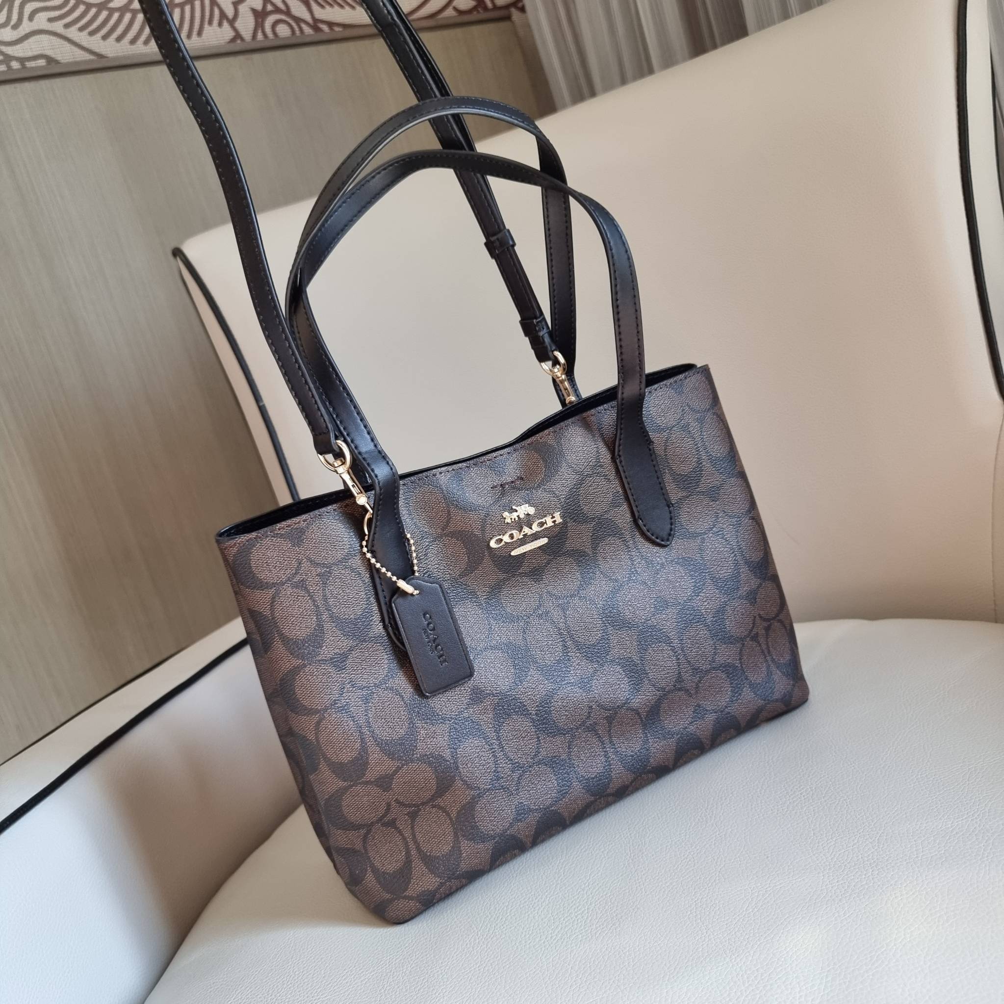 OUTLET 】COACH 73293 MINI AVENUE CARRYALL IN SIGNATURE CANVAS กระเป๋าสะพายรุ่นคลาสสิค คัมแบคแล้วจ้าแม่!! ไซส์กำลังสวย วัสดุหนังแคนวาสคุณภาพดี ด้านข้างเก็บทรงได้ เปิด-ปิดด้วยกระดุมแม่เหล็ก ใช้งานง่าย มีช่องซิป ใบนี้เห็นเล็กๆ แต่จุได้เยอะพอสมควรเลยน้า ɣ