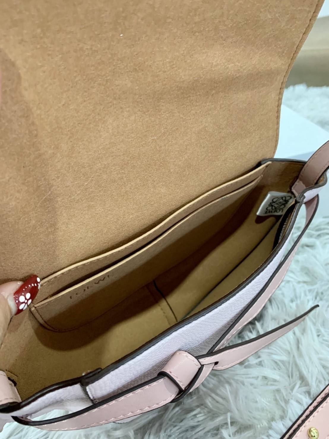 LOEWE Small Leather Gate Crossbody Bag VIP GIFT WITH PURCHASE (GWP) กระเป๋าถือหรือสะพาย Limited จาก LOEWE DUTYFREE COUNTER วัสดุ Canvas & Leather Calfskin หนังแท้ รูปทรงทันสมัย น้ำหนักเบามากค่ะ มาพร้อมสายสะพายยาวสามารถปรับระดับได้ เป็นอีกหนึ่งรุ่นฮิตกันมา