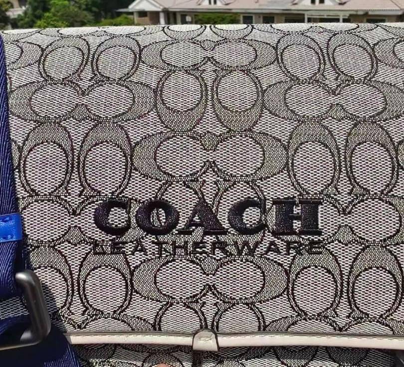 Coach C9158 League Messenger Bag Crossbody Sling Bag ใหม่ล่าสุด คอลที่หนุ่มๆก็ต้องใจละลายไม่แพ้สาวๆ กับกระเป๋าสะพายทรงแมสเซนเจอร์ ดีไซน์ทรงคลาสสิคใช้งานง่าย ดีเทลน้อยแต่มาก!! ดูดีดูแพงเกินเบอร์ไปเลย ภายในเป็นช่องโล่ง มีช่องแยก แบ่งสัดส่วนได้ดีมากๆ มาพร้อม