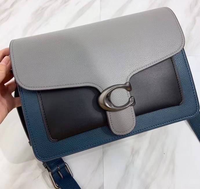 OUTLET 】COACH Tabby Shoulder Bag พร้อมส่งที่ไทย A modern take on an archival 1970s Coach design, our structured Tabby shoulder bag is crafted in polished pebble leather. Finished with our Signature hardware for an iconic touch, the versatile silhouette fe