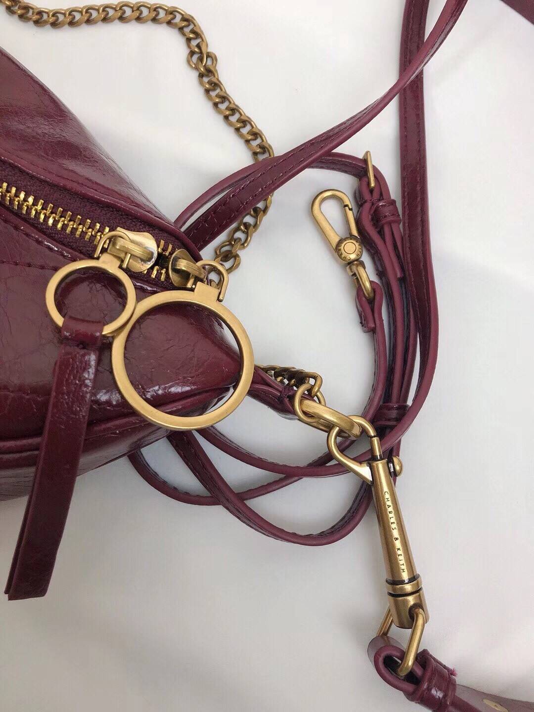 CHARLES & KEITH WRINKLED EFFECT RING ZIP TASSEL CROSSBODY BAG กระเป๋าสะพาย/คาดเอว/คาดอกรุ่นใหม่ล่าสุด เปิด-ปิดด้วยซิป ภายในโล่งกว้างมีช่องเล็กใส่บัตร จุของได้เยอะดีไซต์เก๋ไม่ซ้ำใคร สามารถสะพายได้หลายแบบไม่จำเจ ราคาสุดคุ้มห้ามพลาดค่ะ