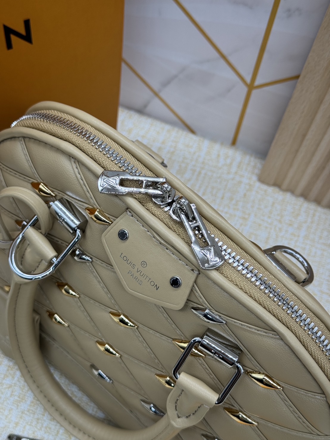 LV Alma BB handbag with a diamond Luxury Malletage Leather Bag กระเป๋าถือสะพาย เกรดออริ 1:1 ใช้งานต่างประเทศได้