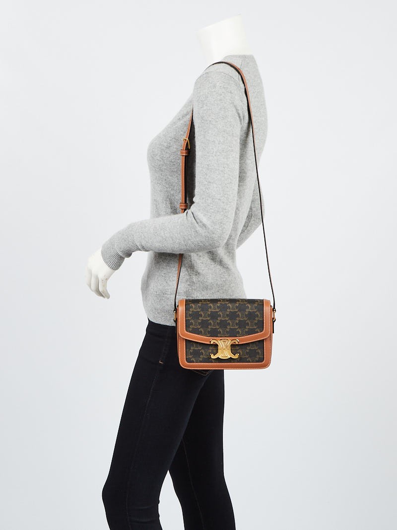 VIP 】𝗖𝗘𝗟𝗜𝗡𝗘 CROSSBODY VIP GIFT MEDIUM/TEEN TRIOMPHE BAG IN TRIOMPHE CANVAS AND CALFSKIN มี 2 ขนาด งานสวยอยู่ทรงเปิดปิดด้วยตัวล้อคด้านหน้า ภายในมีช่องใส่ของหลัก พร้อมช่องซิป ใส่กระเป๋าสตางค์กลาง + มือถือได้ ท