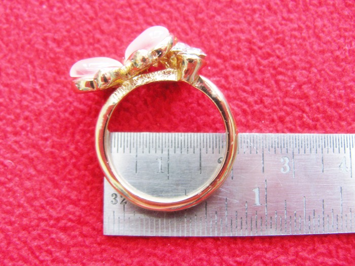 สินค้าหมดค่ะ แหวนหินมูนสโตน โรเดียมสีทอง รูปผีเสื้อ ประดับเพชรและคริสตัล(ราศีเมถุนและกรกฎ)ค่ะ