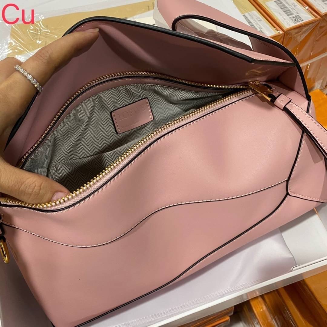 LOEWE Puzzle Hobo bag in nappa calfskin กระเป๋าสะพายไหล่มีความพิเศษในหลายด้าน ไม่ว่าจะเป็นรูปทรงที่แปลกใหม่ มินิมอลด้วยโลโก้อนาแกรมแบบประทับ ดูหรู เป็นกระเป๋า Unisex ที่ไม่ว่าคุณจะเป็นผู้หญิงหรือผู้ชายก็ใช้งานได้