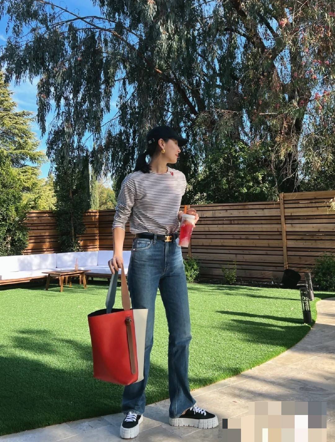 Celine belt with gift box set เข็มขัดซีลีนสุดคลาสสิค วินเทจ เรียบง่าย ผู้ดี เป็นซิกเนเจอร์ ด้วยดีไซน์อะไหล่สีทองวินเทจ ทำให้ใช้งานเป็น everyday use ได้เลย วัสดุหนังอย่างดี