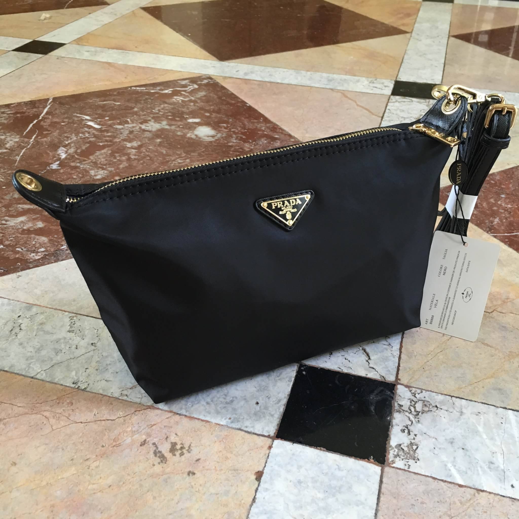 ล็อตใหม่ค้า 🍉🍉 ที่สุดแห่ง Best Seller ~~ งานพรีเมี่ยมกิ้ฟ จากเคาเตอร์ต่างประเทศ จากแบรนด์ PRADA เป็นกระเป๋า เครื่องสำอางค์ แต่มีสายสะพายยาวให้ 2 สาย เป็นแบบคล้องแขน และสะพายข้างลำตัว ใช้เป็น shoulder bag ได้เลยค่า หรือ ถือลำลองสวยๆ ก้อเลิศ