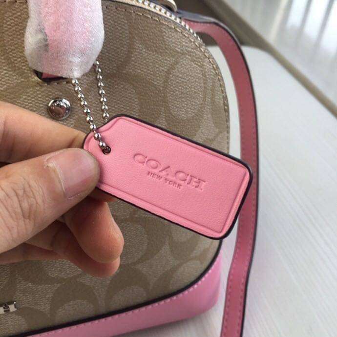 Coach Mini Sierra Signature กระเป๋าถือทรงโดม ภายในกว้างสามารถใส่กระเป๋าเงินเล็ก และมือถือได้ และยังมีช่องซิปเล็ก 1 ช่อง ด้านหลังมีกระเป๋าเล็กเก็บบัตร 1 ช่อง ใครยังไม่มีพลาดไม่ได้แล้วนะคะ