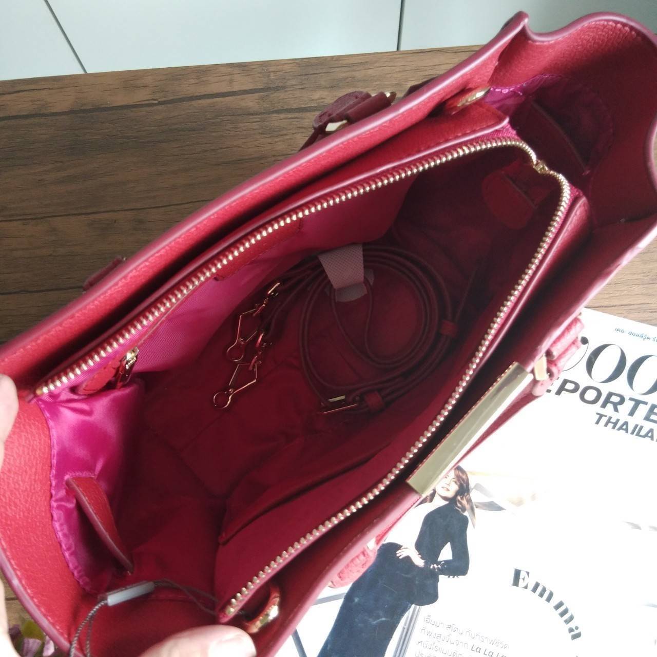 Charles&Keith กระเป๋าถือ ทรงเก๋ ตั้งอยู่ทรงสวย มาพร้อมสายยาวสะพายข้าง เปิด/ปิดกระเป๋าด้วยซิปด้านหน้า ปั้มโลโก้แบรนด์ ภายในมีช่องซิปเล็กและช่องเล็กใส่ของจุกจิก ฐานกระเป๋ามีหมุดรอง ด้านหน้ามีช่องซิปใส่ของ ด้านหลังมีช่องซิปอีก 1 ช่อง รุ่นนี้ใบจริงสวยหรู เหมา