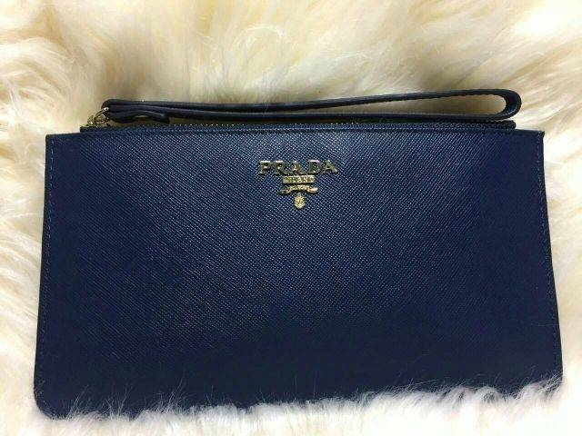 มาใหม่ค่ะ!! กระเป๋าคล้องมือสุดหรู งานพรีเมี่ยมกิ๊ฟ จากแบรนด์ PRADA ขนาดกำลังดี บนลายหนัง Saffiano โดดเด่นด้วยอะไหล่โลโก้สีทอง ปิดเปิดด้วยซิป ด้านในมีช่องใส่บัตรได้ถึง 3 ใบ ใส่ธนบัตรหรือเหรียญได้จุใจเลย รุ่นนี้ใส่ iPhone7+ได้ด้วยนะคะ แถมมีสายคล้องมือและกล่