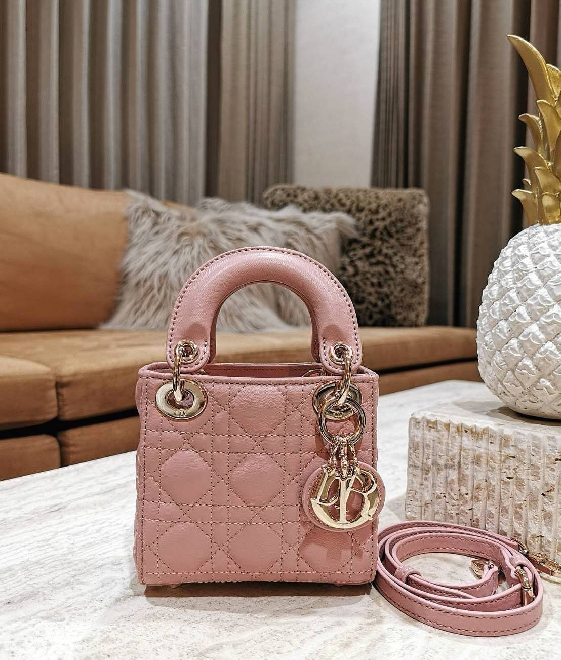 VIP 】CHRISTIAN DIOR MINI BAG VIP GIFT วัสดุหนังแท้ Calfskin ทรงเหลี่ยมหนังสวยหรูอยู่ทรงขึ้นลายเอกลักษณ์แบรนด์ ประดับTAGห้อยโลโก้แบรนด์อะไหล่ทองด้านหน้า เปิดปิดด้วยฝาปิด ภายในโล่งมีโลโก้สามารถใส่มือถือของจุกจิกได้ หูจับถนัดมือ สายสะพายหนังยาวถอดได้ปรับระดั