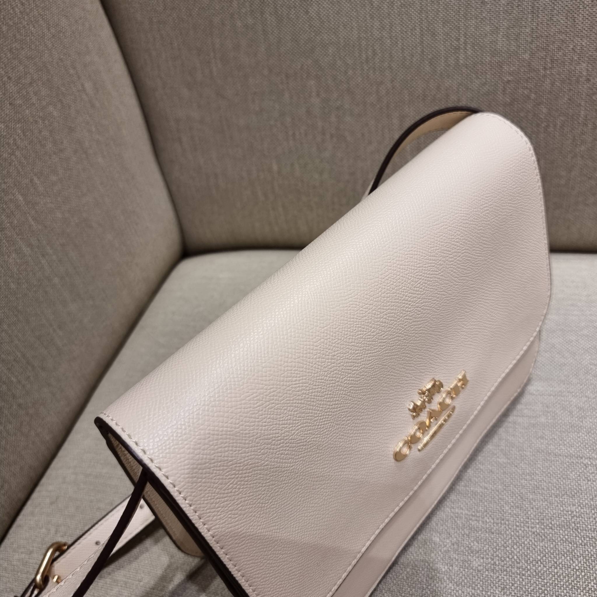 COACH C5632 BRYNN FLAP CROSSBODY แซ่บที่สุด ใหม่ที่สุด!! คอลเลคชั่นใหม่!! มองยังไงก็หลงรักละสายตาไม่ไหว กระเป๋าสะพายข้างลุคไฮน์ ที่ดีไซน์ออกมาได้ปัง และดูแพงมากๆ ด้วยดีเทลคลาสสิค รูปทรงใช้งานง่าย เรียบๆแต่มีดีเทล วัสดุหนัง crossgrain สวยคม!!! เปิด-ปิดด้วย