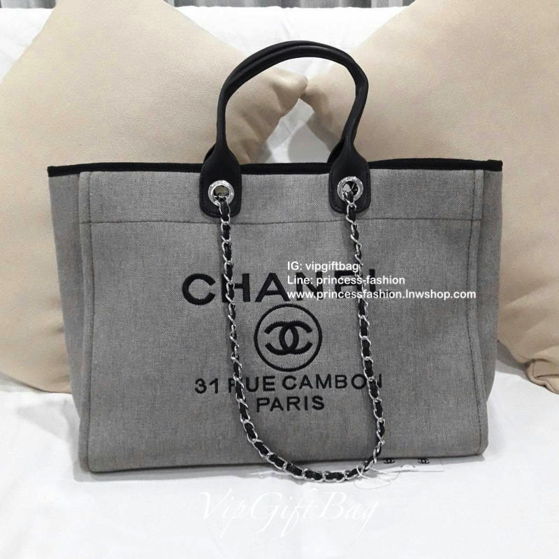 Chanel tote canvas bag จากงานพรีเมี่ยม VIP GIFT รุ่นดังเลยค้า Size ใหญ่อลัง บอกเลยว่า *งานดีที่สุด ตัวกระเป๋า กระเป๋าผ้าเป็นผ้า canvas เนื้อดีสมราคา สัมผัส นุ่มลื่นมือมากกกก อะไหล่เงินปั้มแบรนด์แท้ทั้งใบ ด้านหน้าปัก logo แบรนด์สุดหรู จุของได้เยอะมากก มีช่