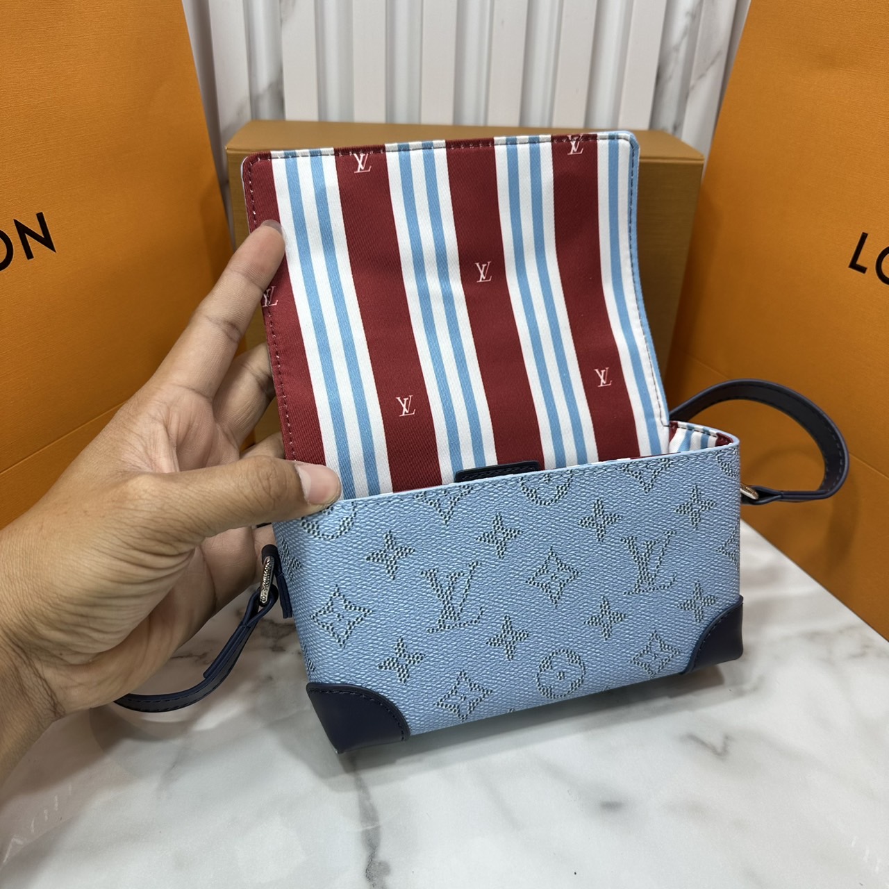 ORI หนังแท้ | LV Steamer crossbody bag Monogram Canvas / LV Trunk Bag กระเป๋าสะพาย กระเป๋าสตางค์แบบสะพายรุ่น Steamer รังสรรค์จาก Monogram แคนวาส แต่งขอบหนัง Aged Natural และฮาร์ดแวร์สีทอง