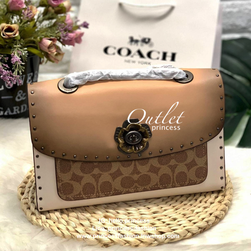 COACH PARKER SIGNATURE SHOULDER BAG กระเป๋าสะพายข้าง/ crossbody หนังแกะแท้ น้ำหนักเบา สวยหรู เปิดปิดกระเป๋าแบบหมุนล็อค อะไหล่รูปเป็นดอกคามิเลีย ภายในกระเป๋ากว้าง แบ่ง 2 ช่องหลัก ช่องซิปคั่นกลางเป็นสัดส่วน ใส่ wallet ยาว ของส่วนตัวใช้ได้ บุหนังกลับผสมกำมะห