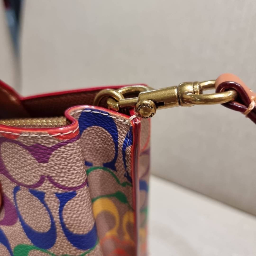 COACH CA102 WILLOW TOTE 24 IN RAINBOW SIGNATURE CANVAS ไปให้สุดกับความเลิศของลวดลายสายรุ้ง ที่แต่งแต้มลงบนกระเป๋าทรงโท้ท ไซส์กำลังสวย พกพาได้สะดวก มีตัวบิดล็อคที่ปากกระเป๋าด้านหนึ่ง และกระดุมแม่เหล็กอีกด้านหนึ่ง ภายในโล่งกว้าง เก็บของได้เป็นสัดส่วนไปเลย ม